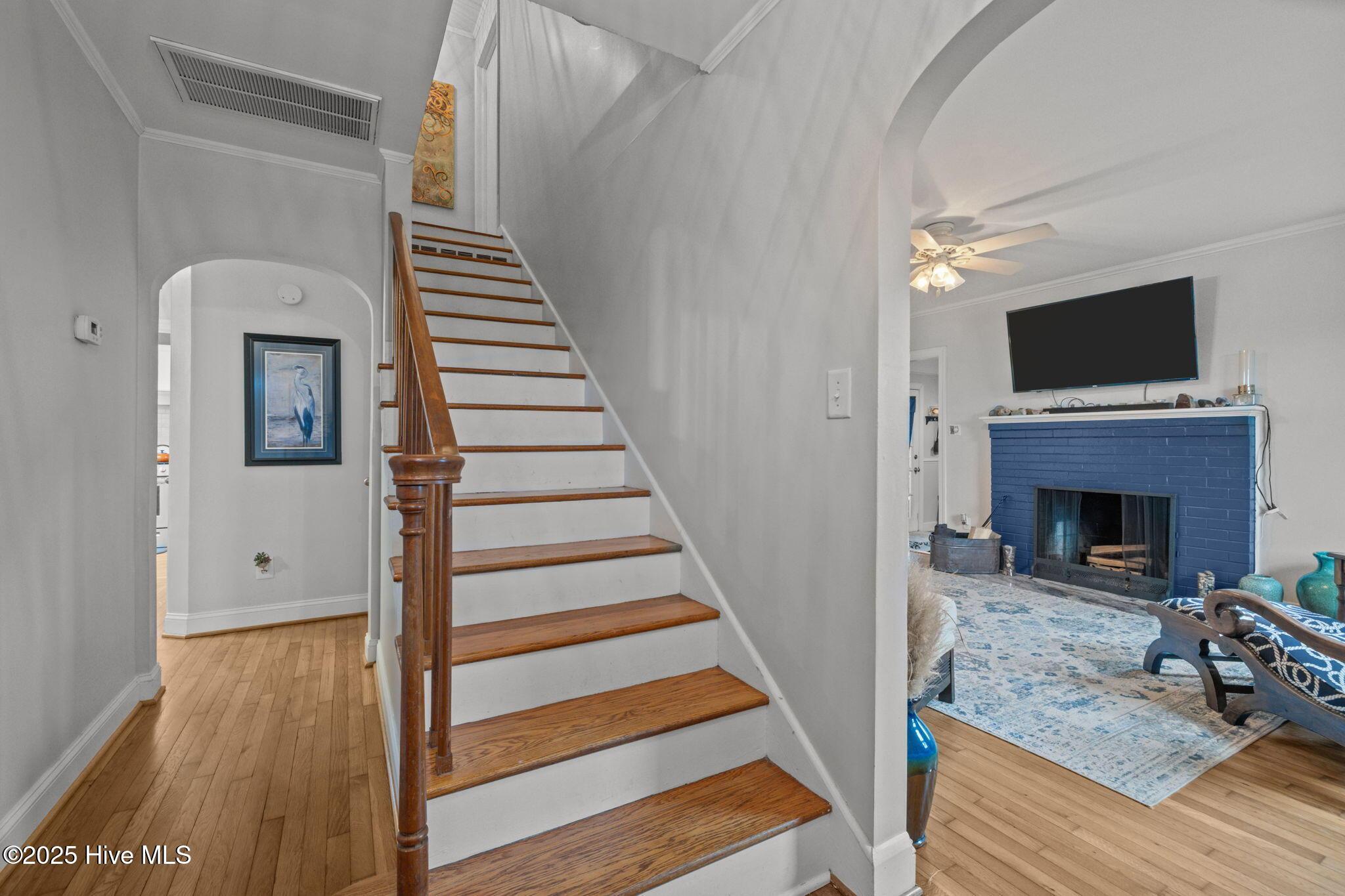 Image 2: Foyer with Archways