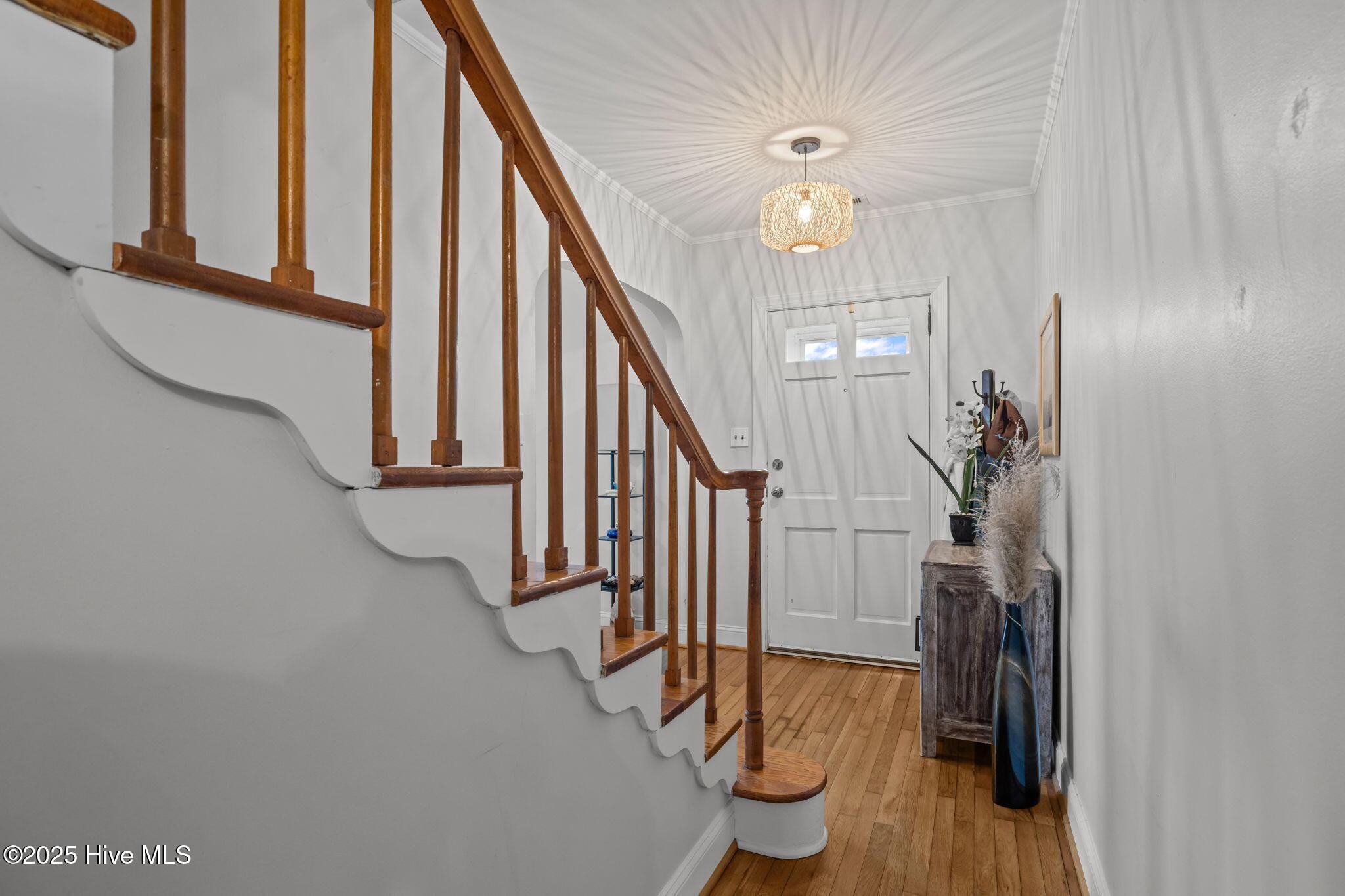 Image 3: Foyer, Stairwell