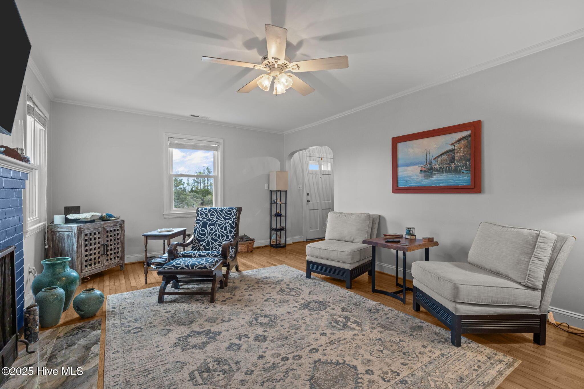 Image 4: Living Room