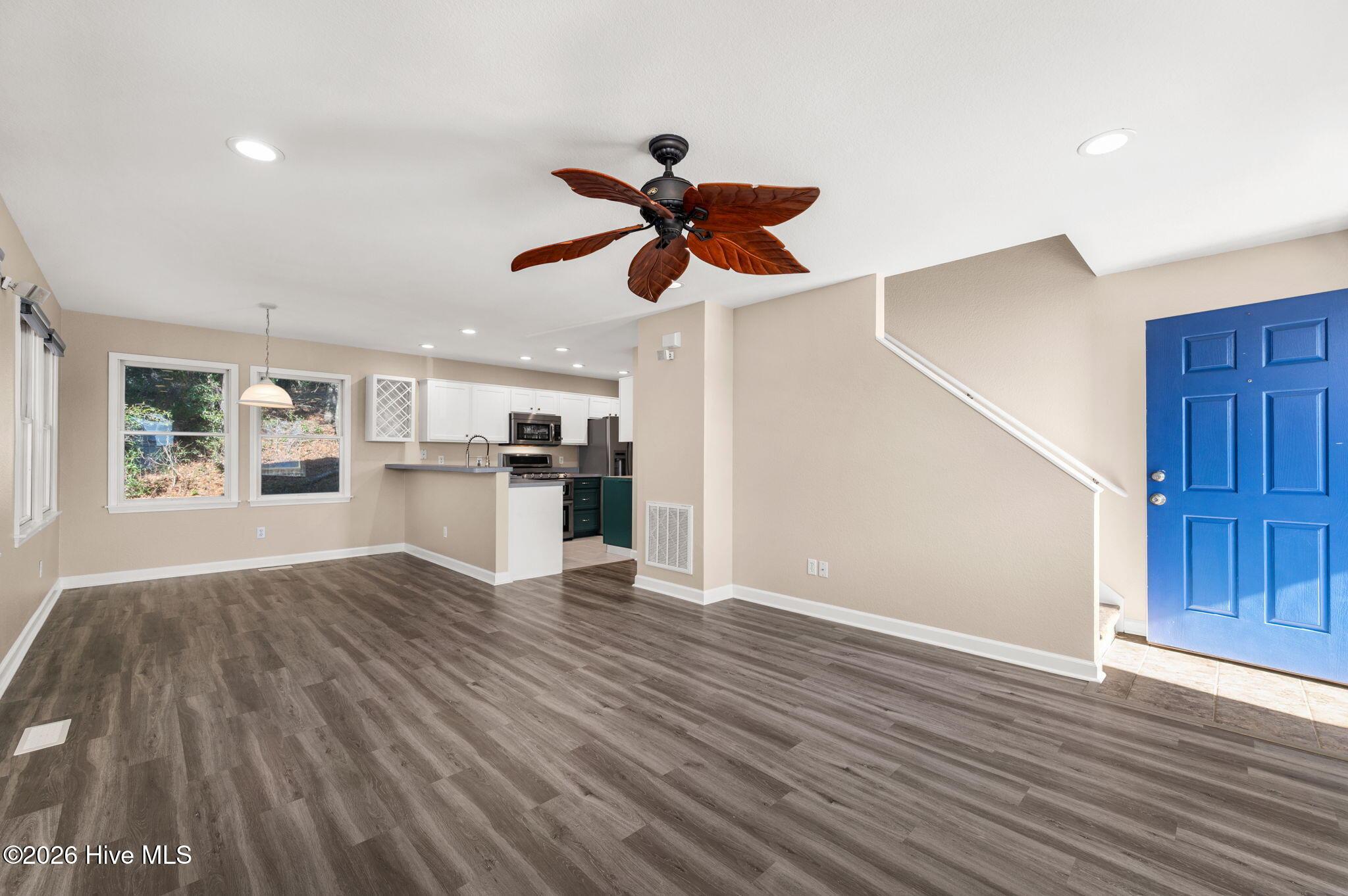 Image 4: Living room