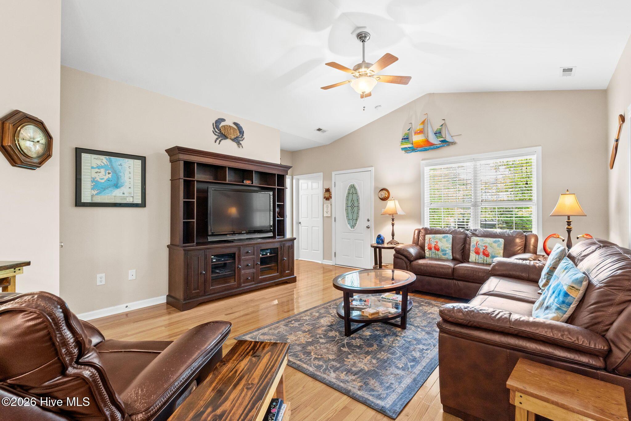 Image 4: Living room