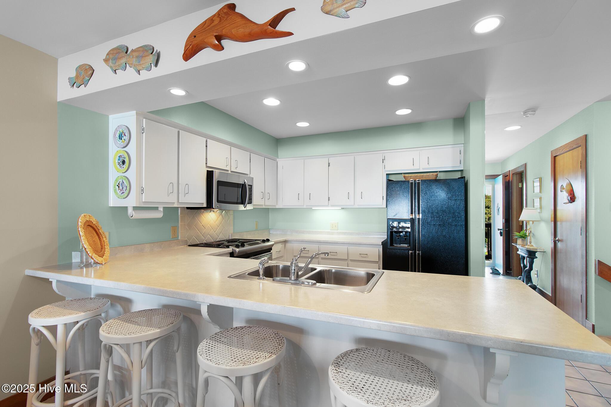 Image 4: Kitchen with bar seating