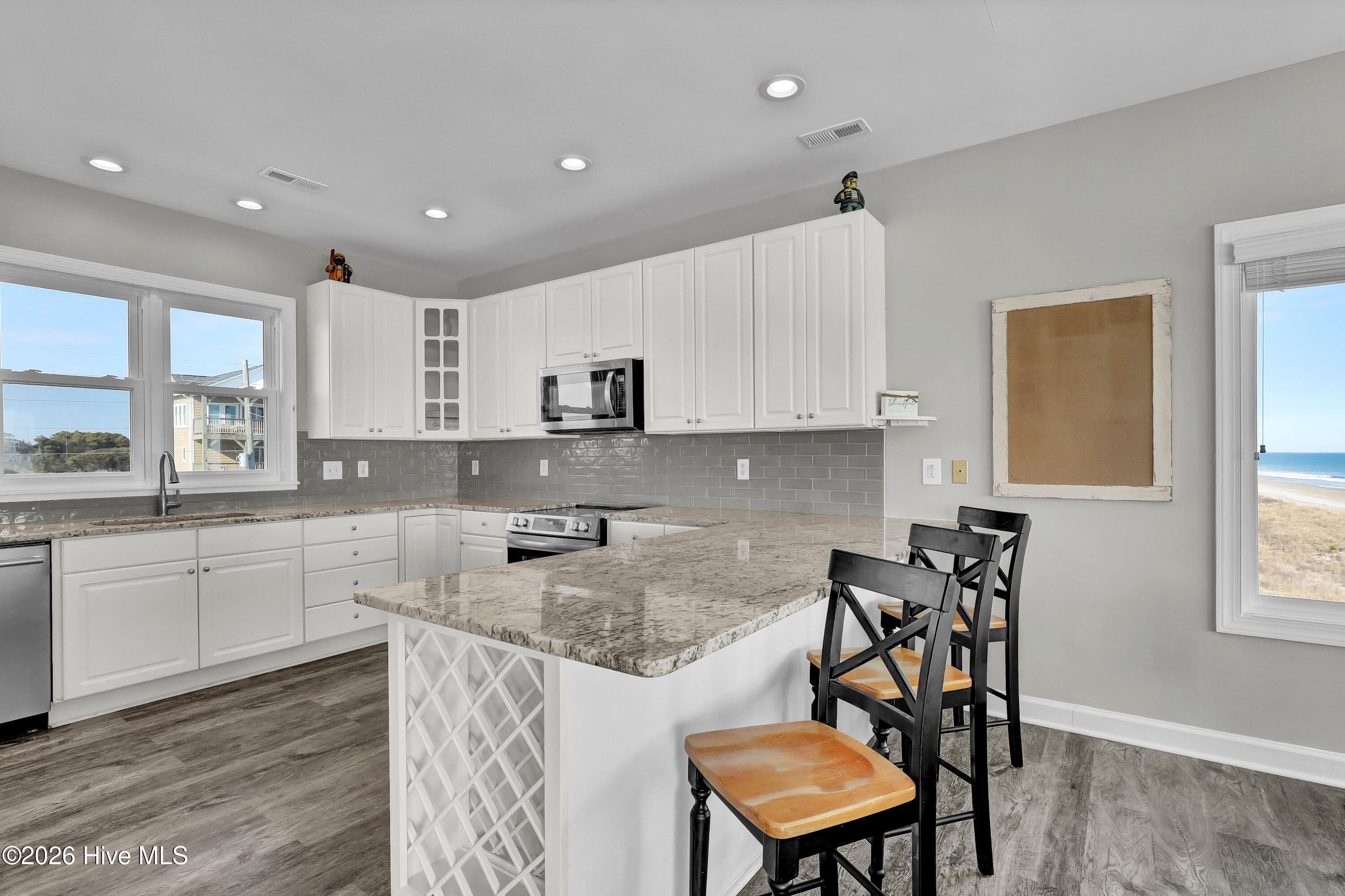 Image 4: Kitchen