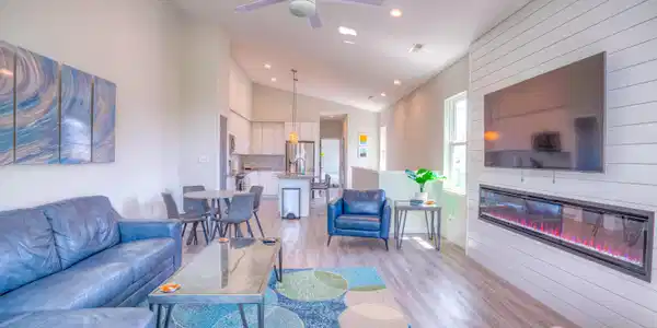 Image 4: Living Room with High Ceiling