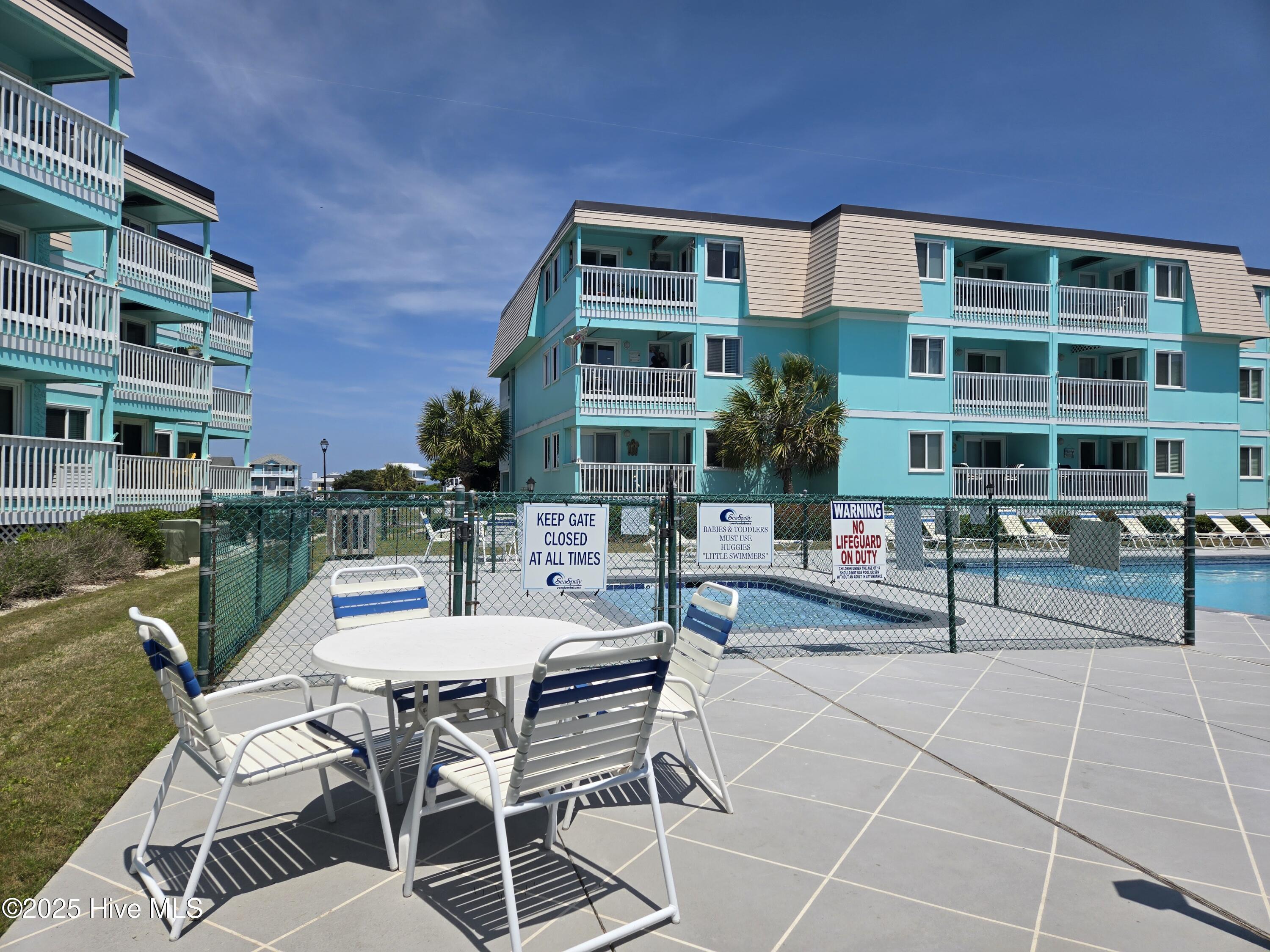 Image 4: Pool