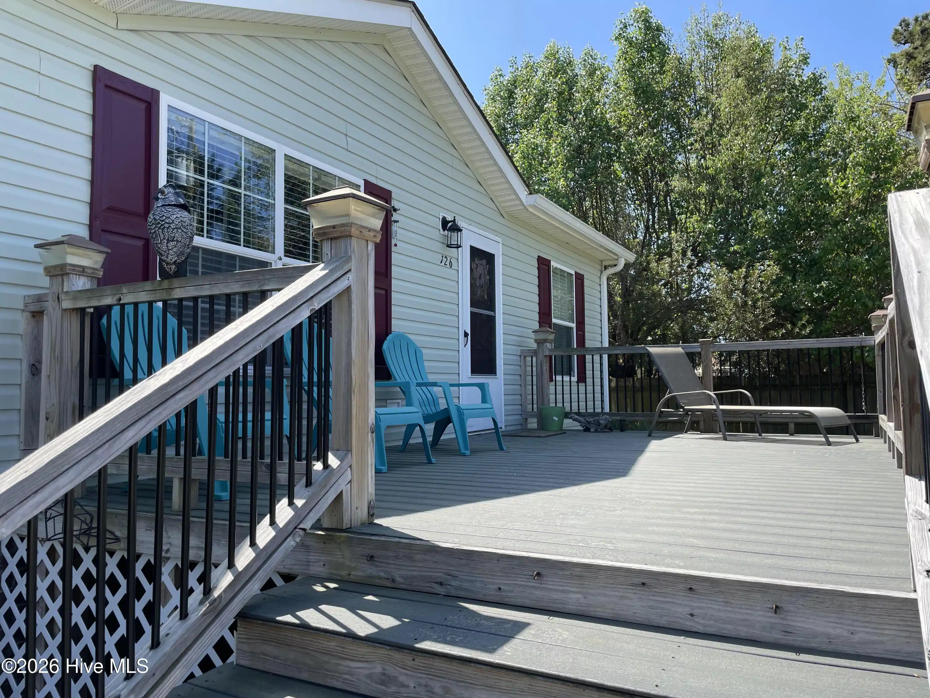Image 1: pallettes deck