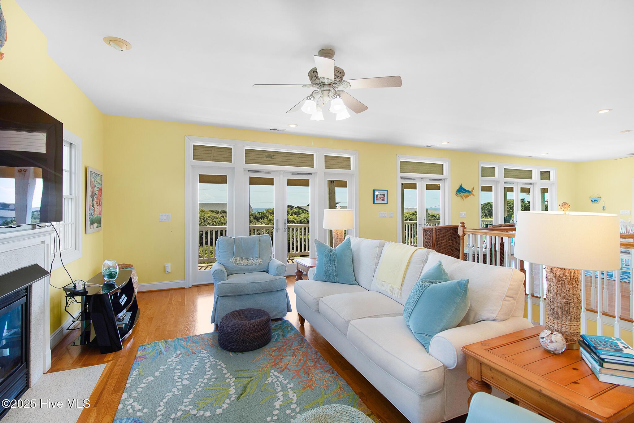 Image 3: Living Room
