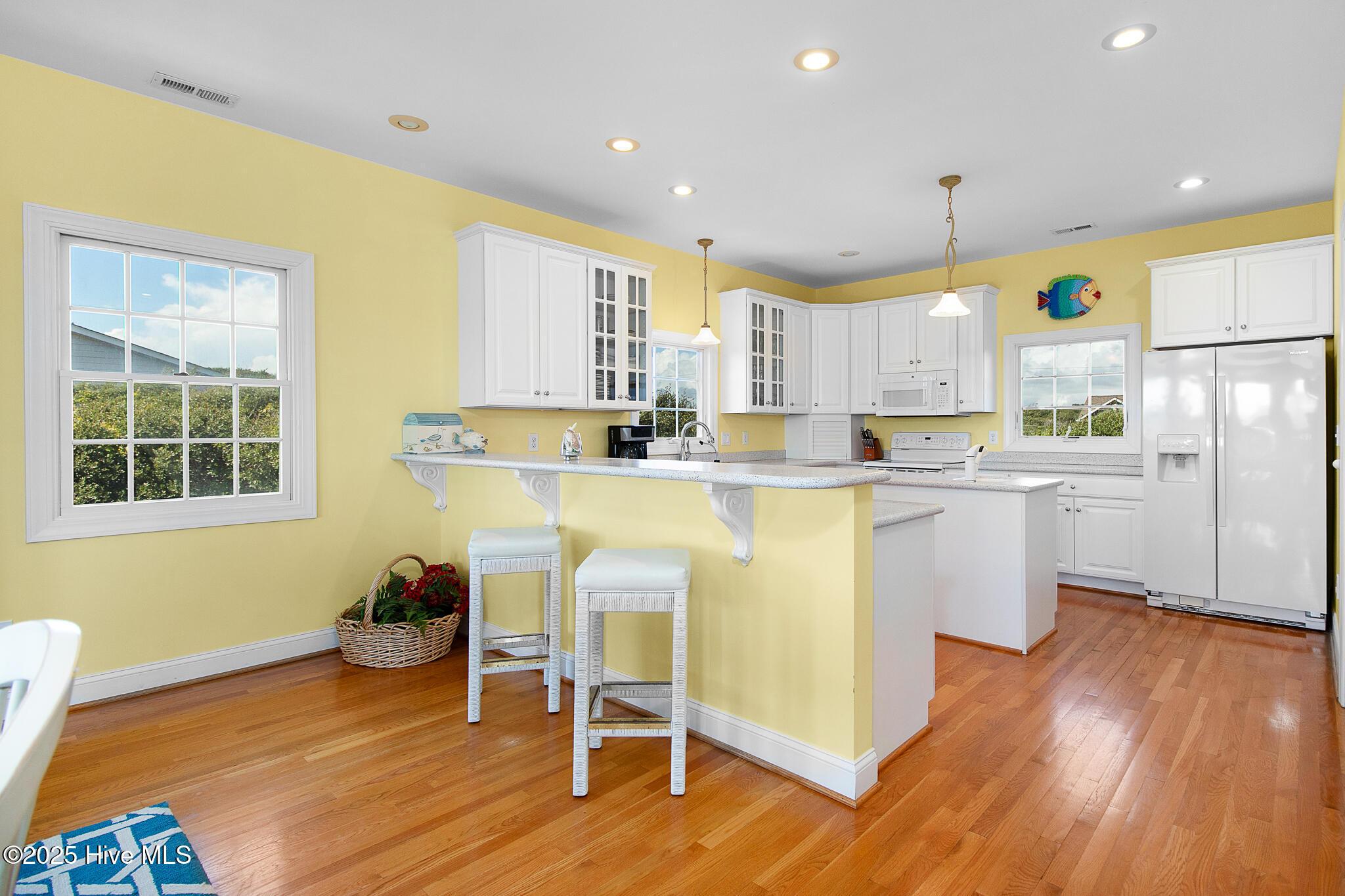 Image 4: Kitchen