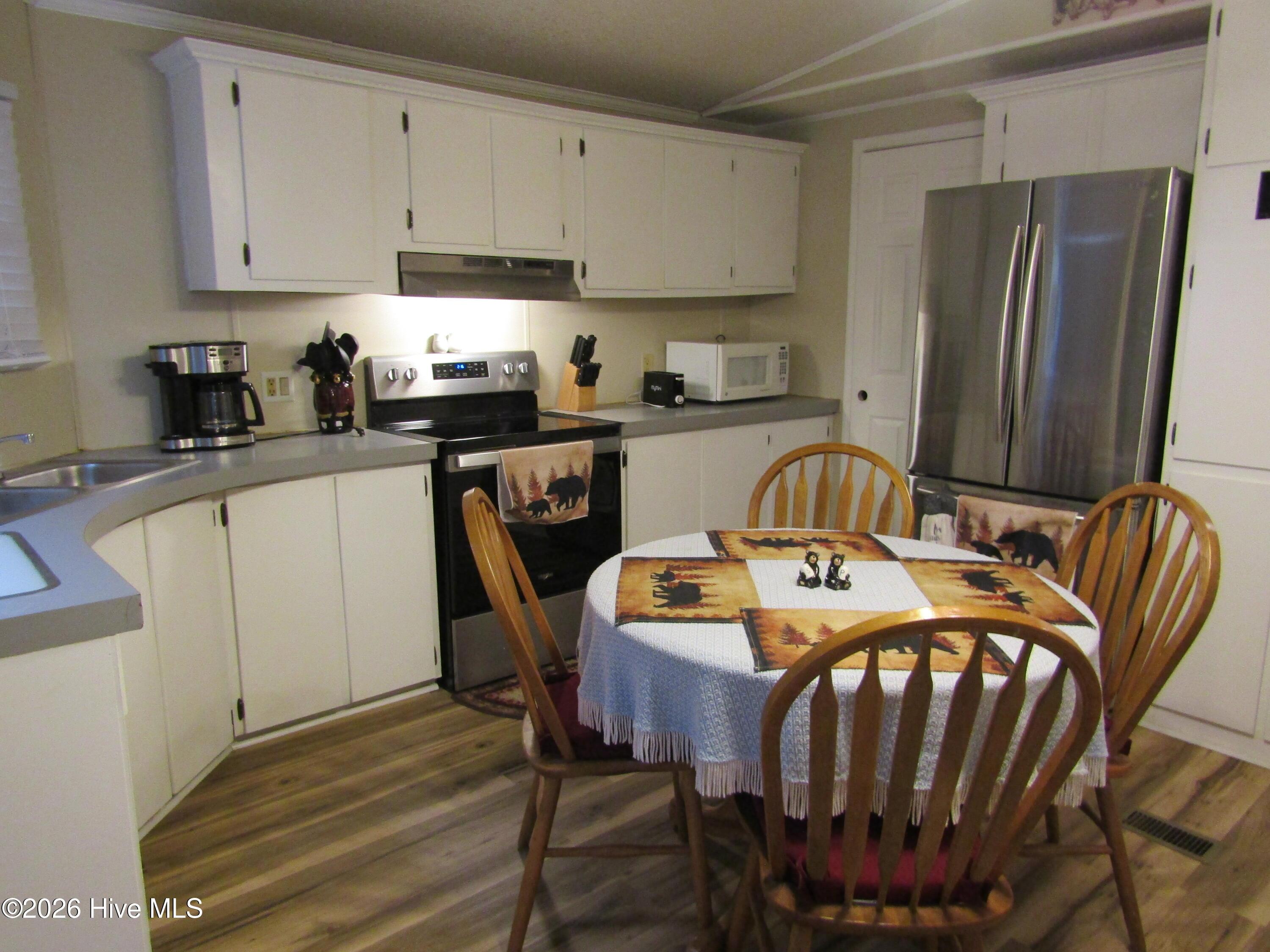 Image 3: View 1 of Kitchen