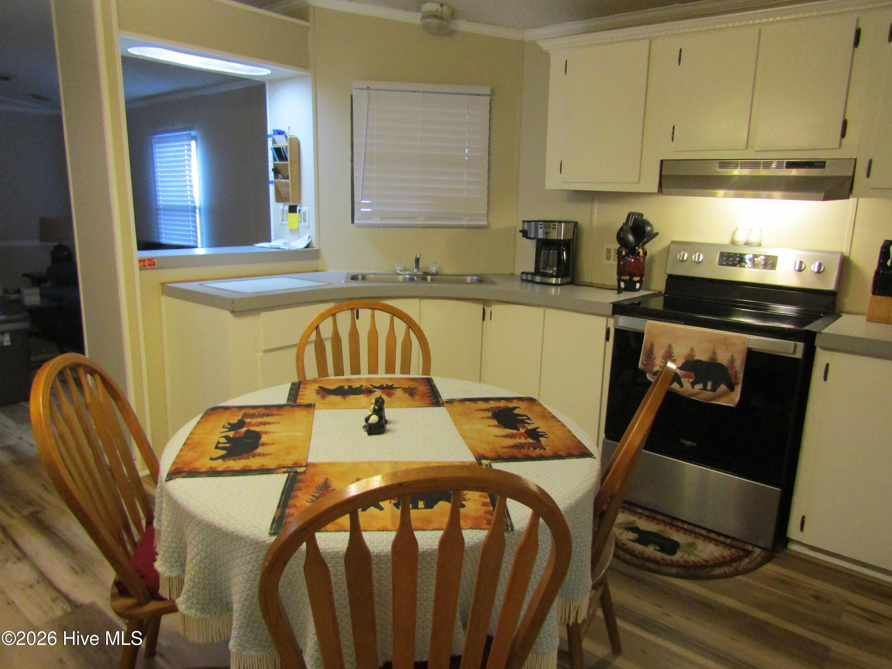 Image 4: View 2 of Kitchen