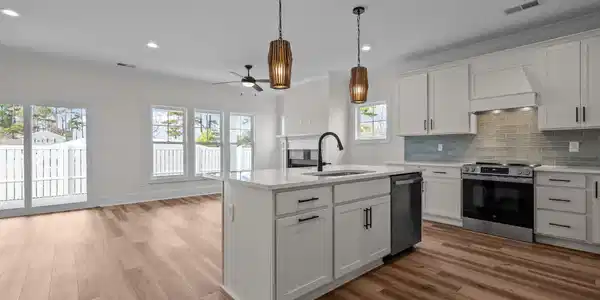 Image 4: Kitchen & Living