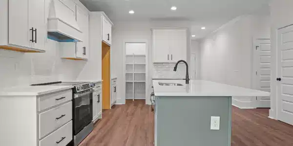 Image 4: Kitchen