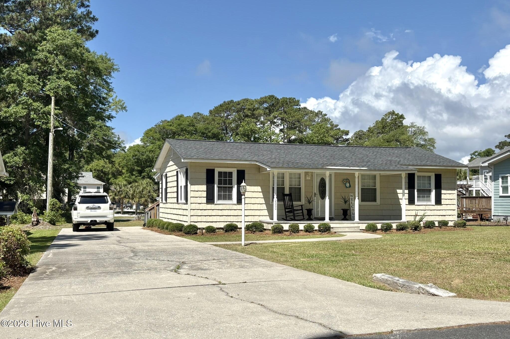Image 3: Plenty of parking in the driveway