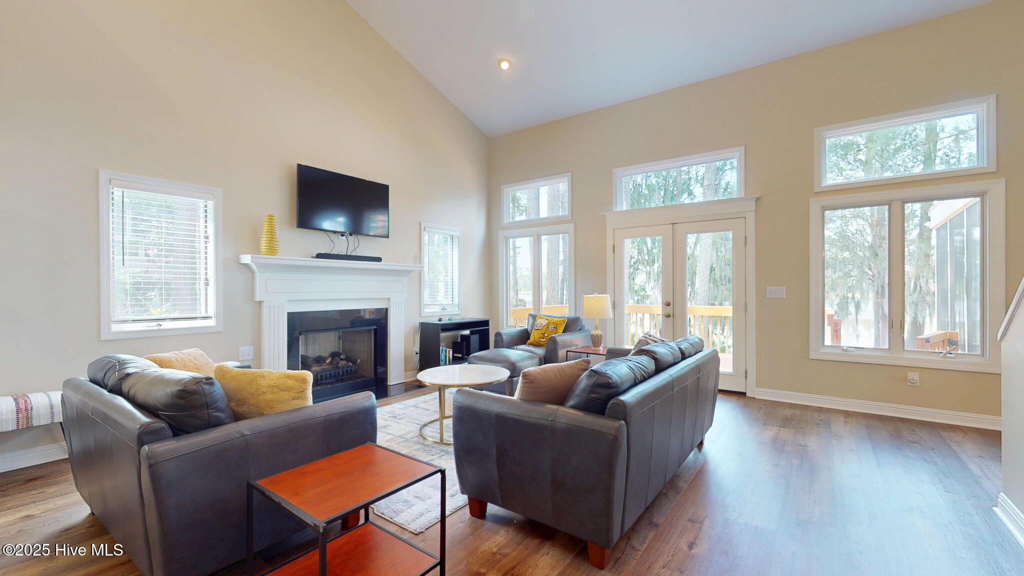 Image 4: Living Room