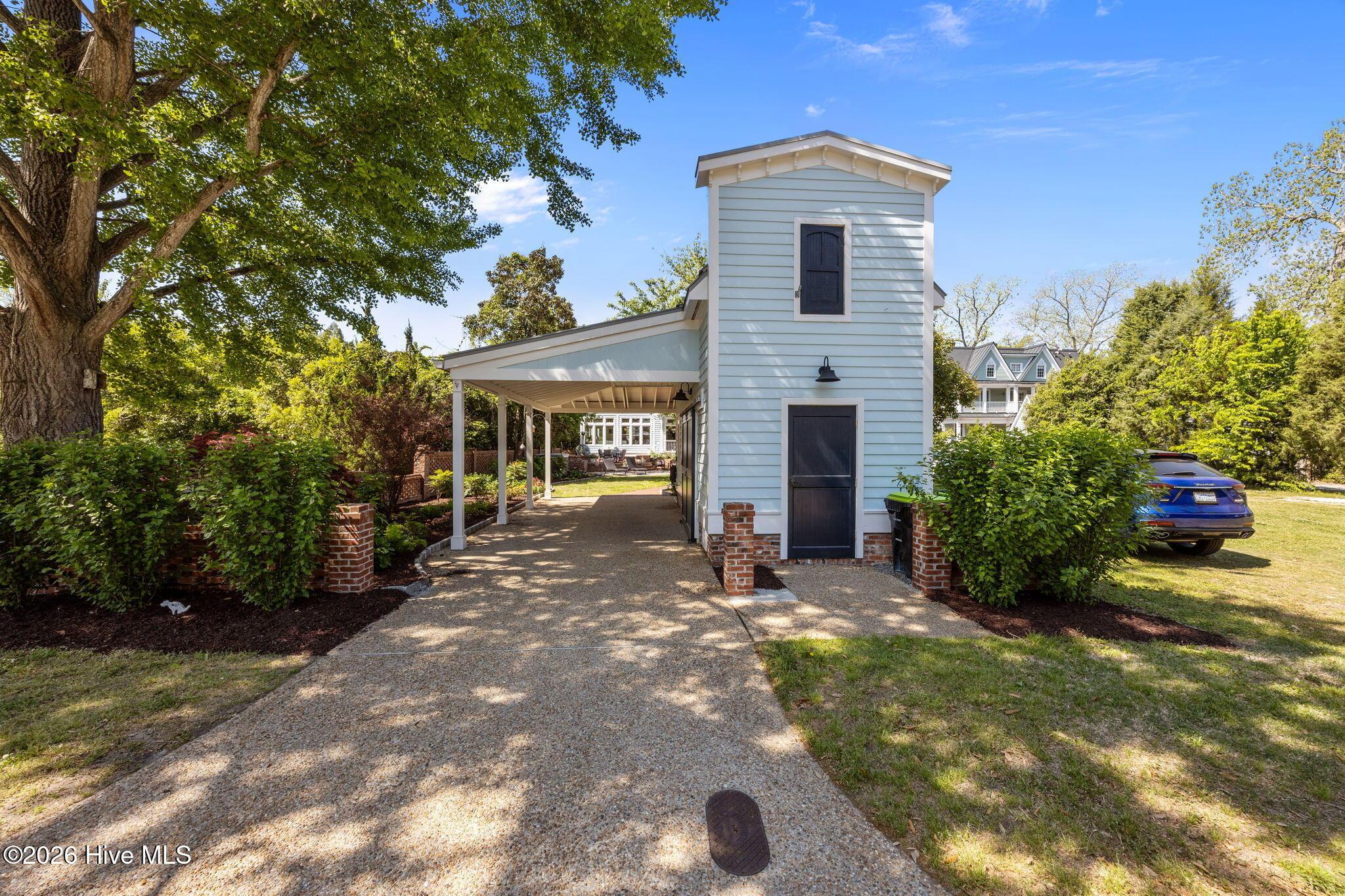 Image 4: Detached carriage house