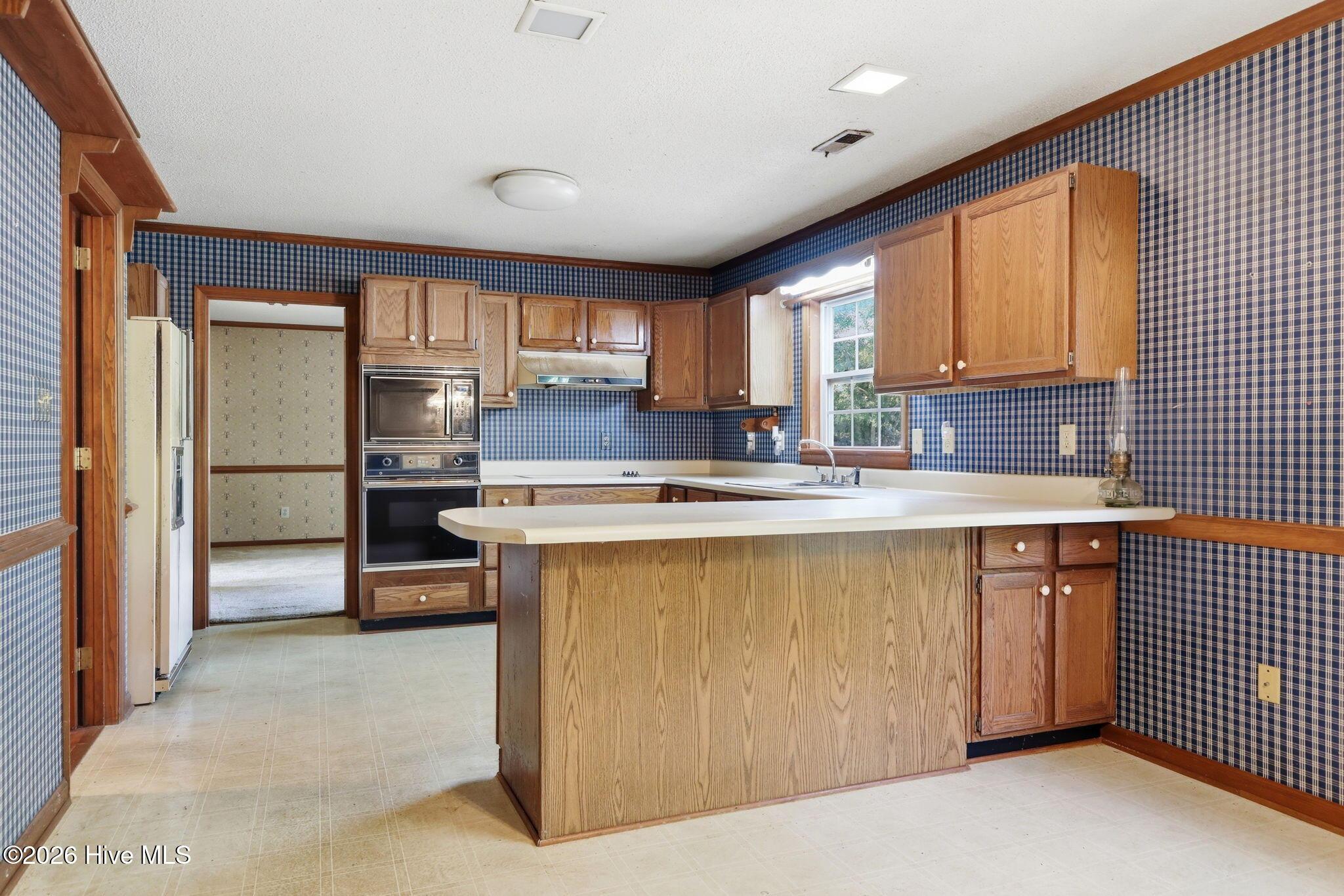 Image 4: Kitchen