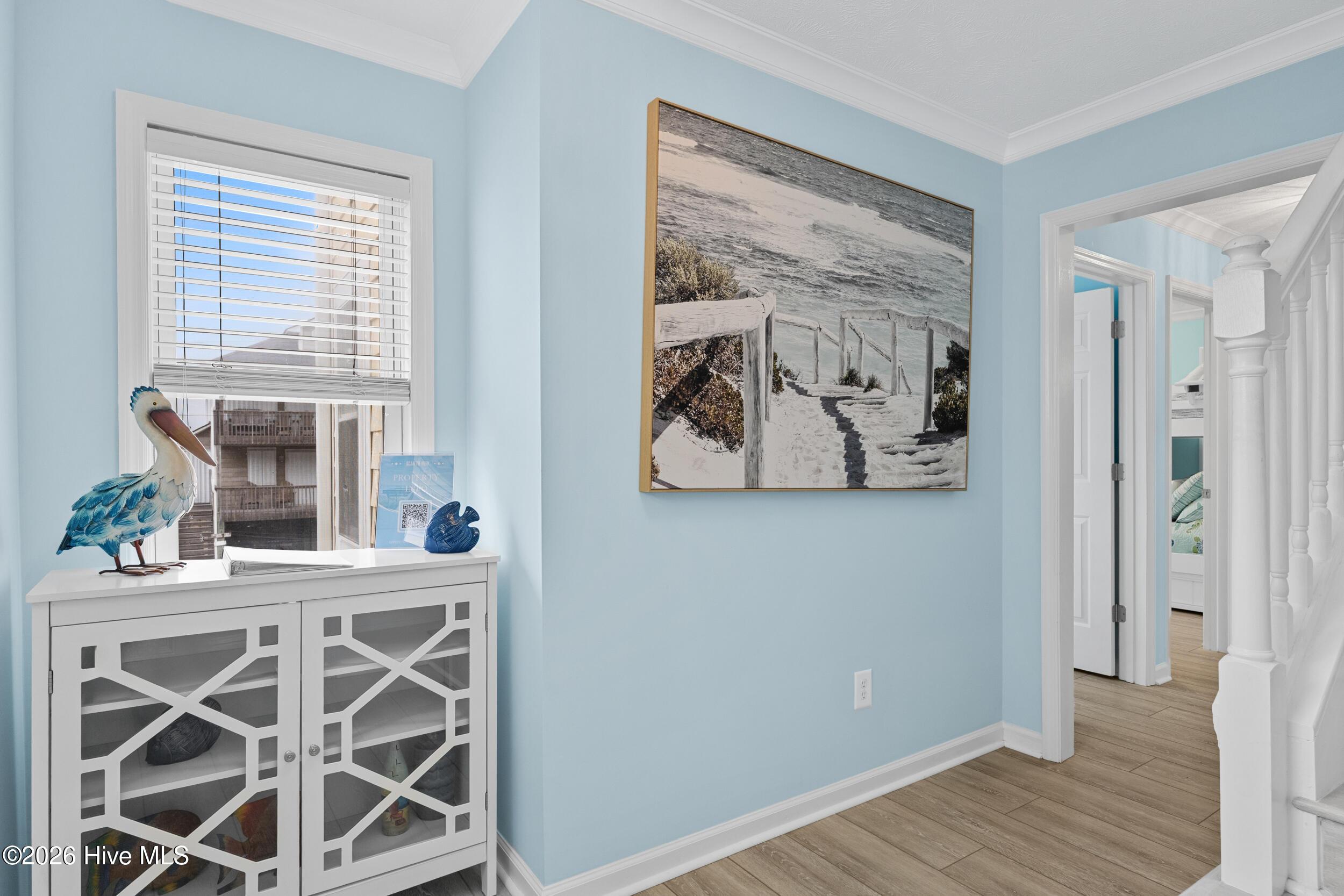 Image 3: 8_foyer