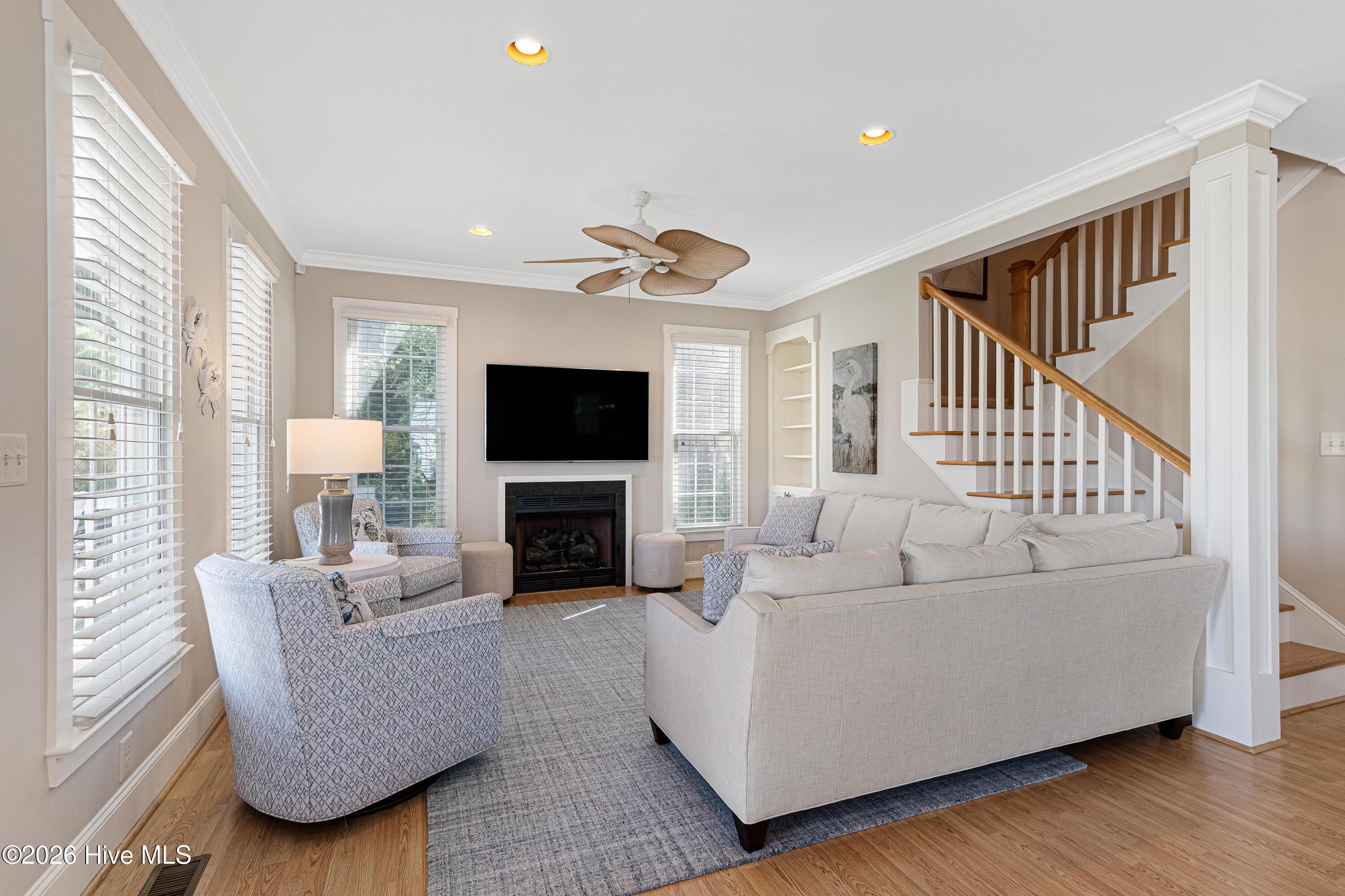 Image 4: Open living room