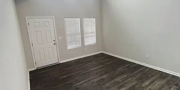 Image 4: Living Area