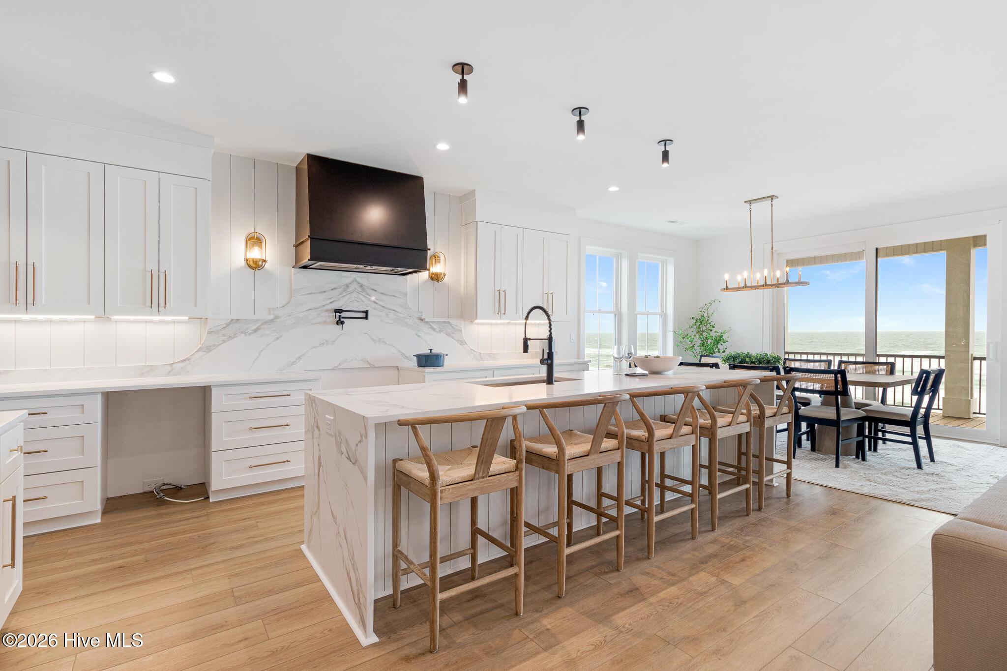 Image 4: Gourmet Kitchen w/ Butler's Pantry