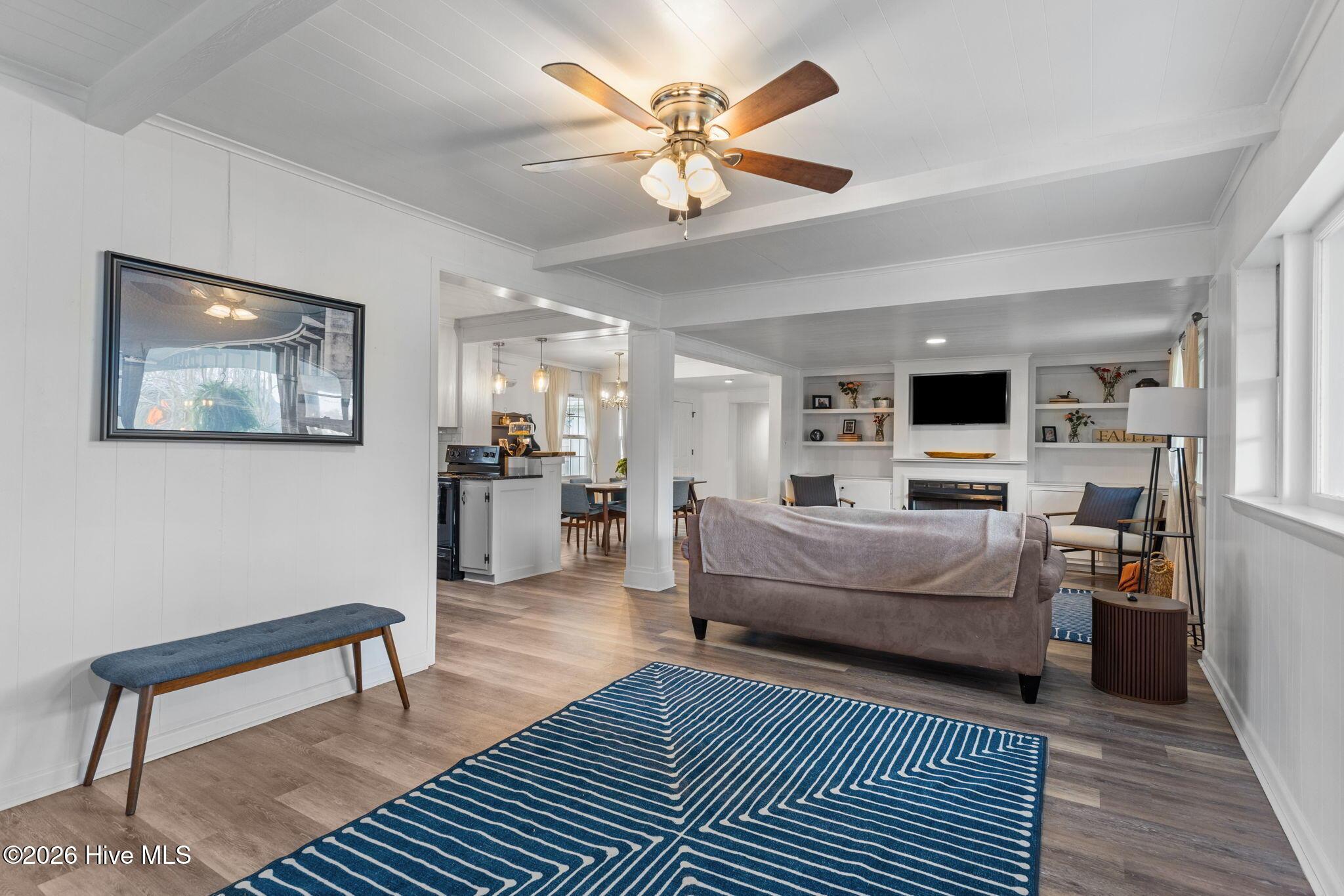 Image 4: Living Room & Foyer Area
