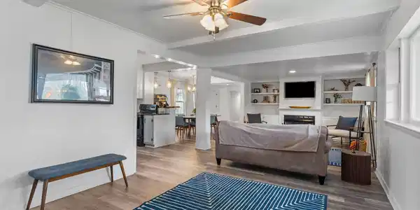 Image 4: Living Room & Foyer Area