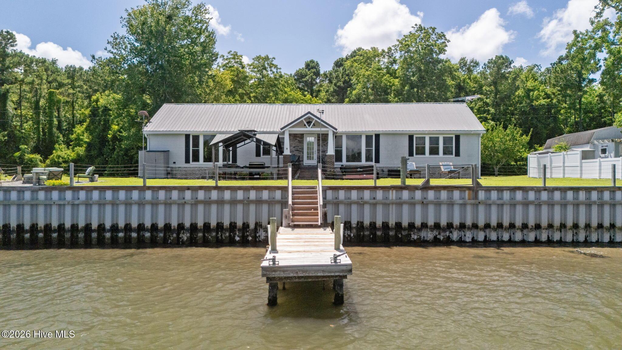 Image 3: Rear from the water