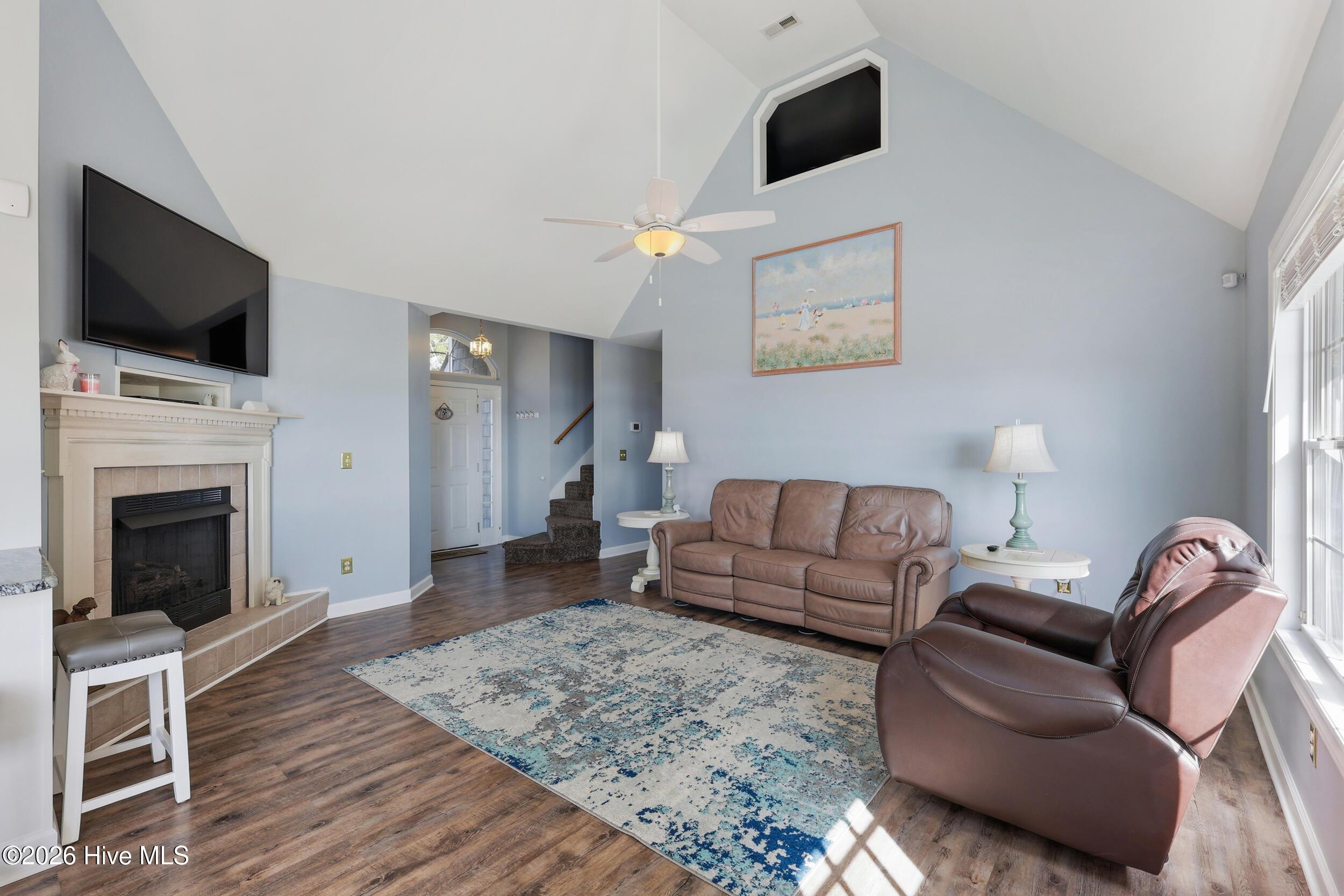 Image 3: lr loft pic