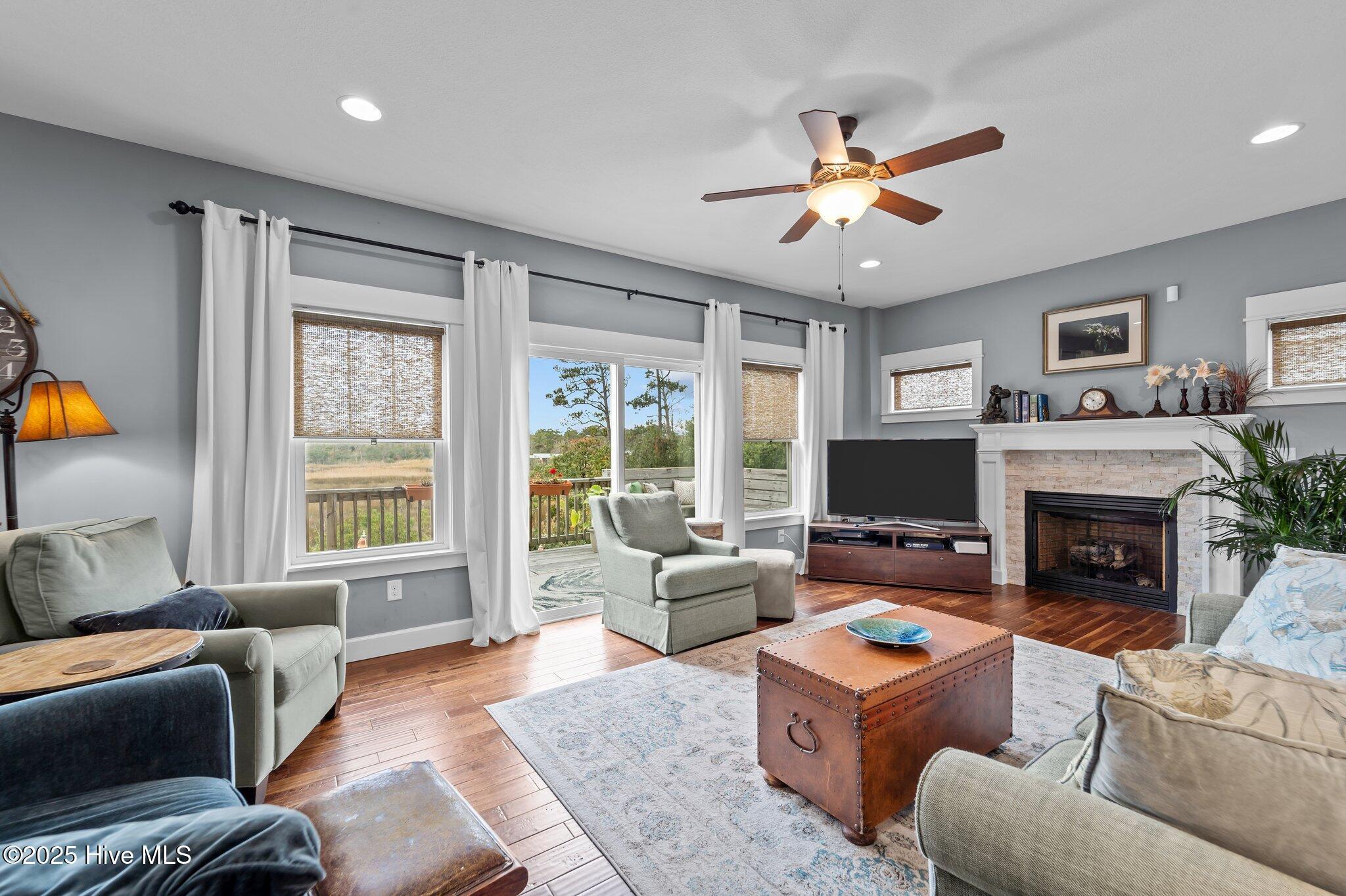 Image 3: Gas Fireplace