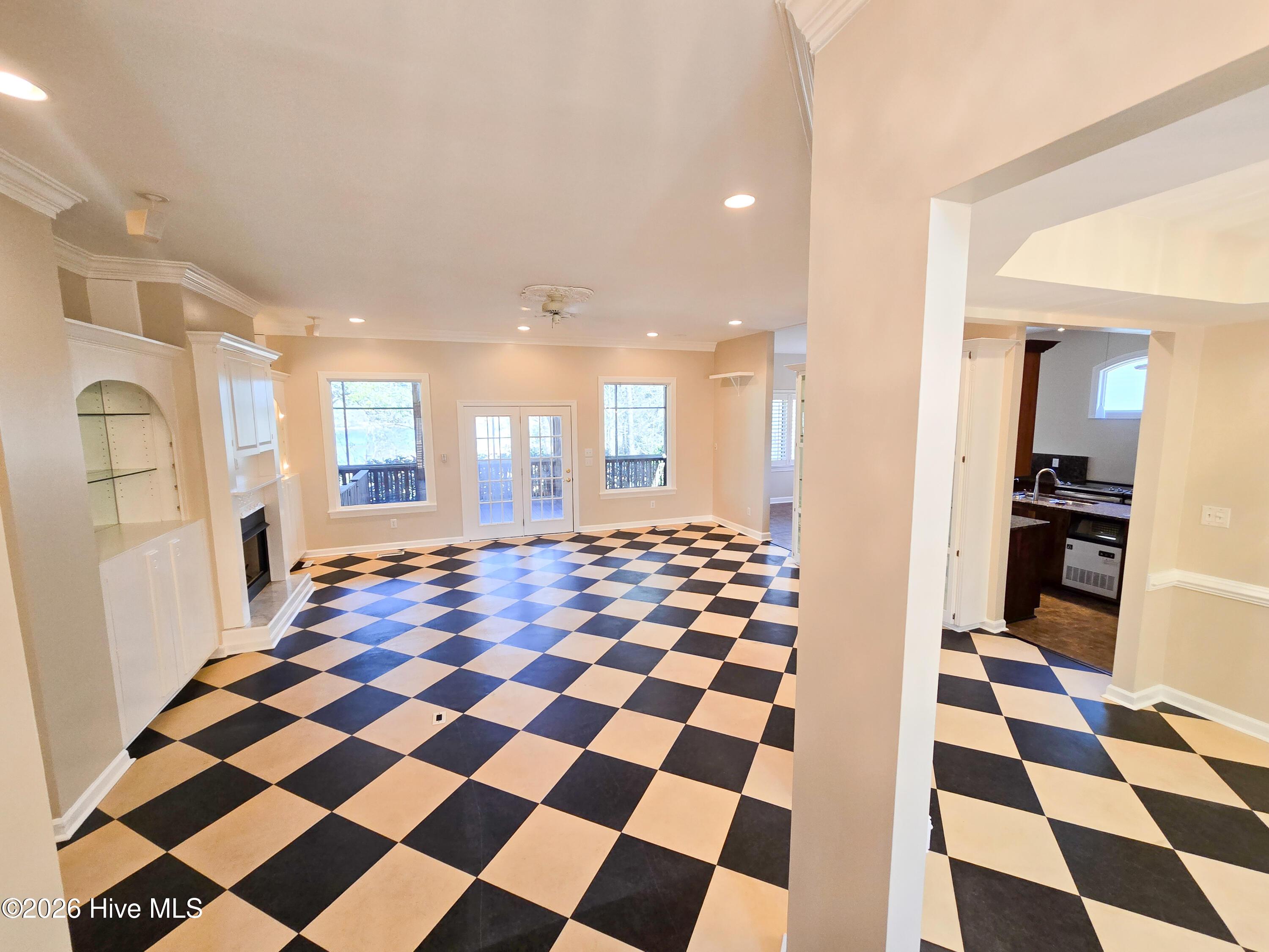 Image 4: Living Area