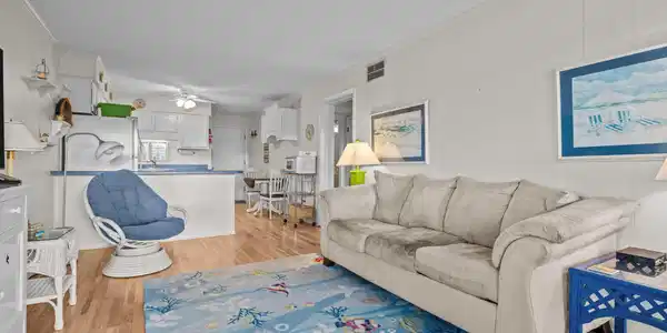 Image 4: Living Area