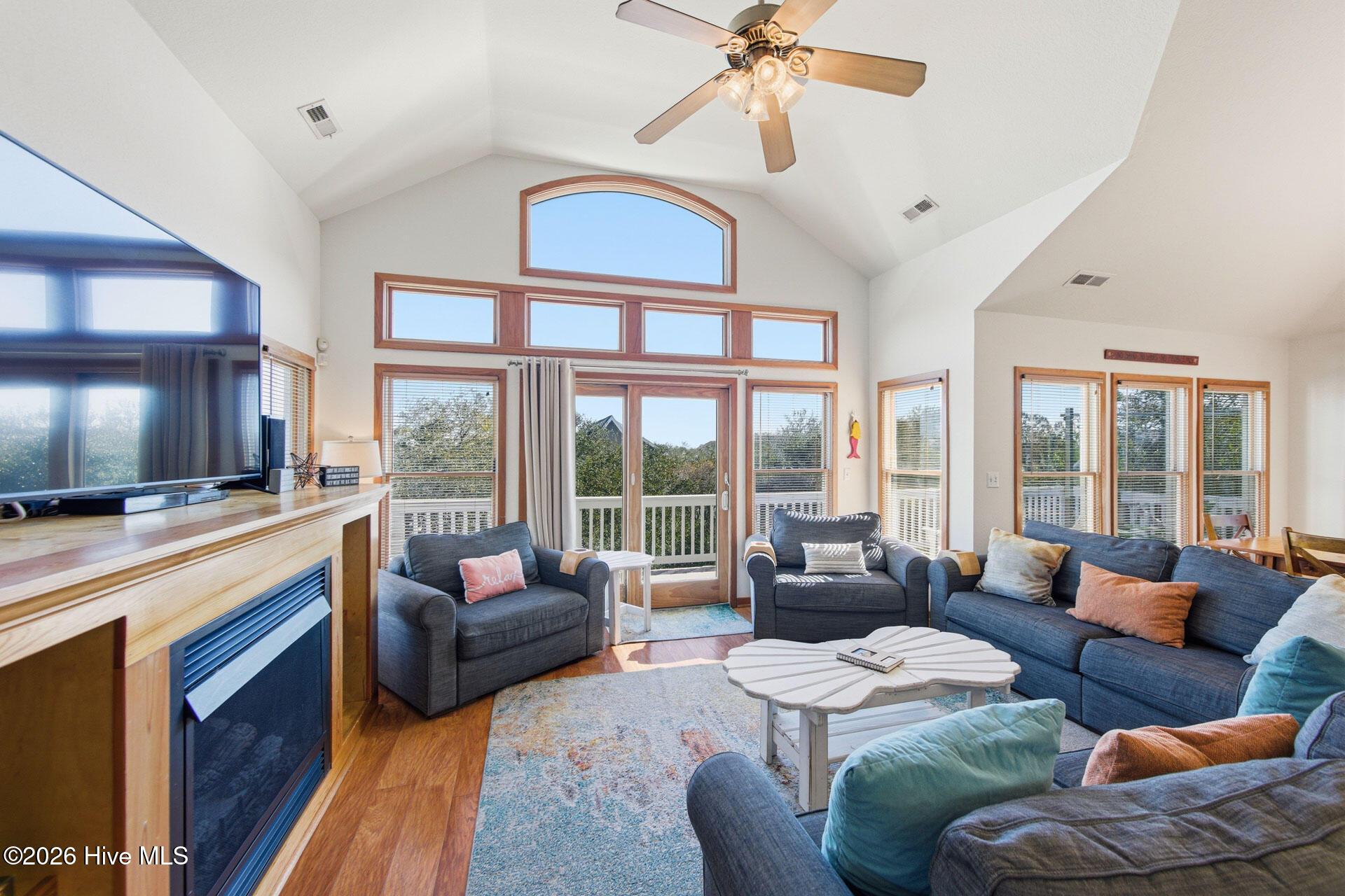 Image 1: 31-767 Gulfstream Ct - Living Room-1