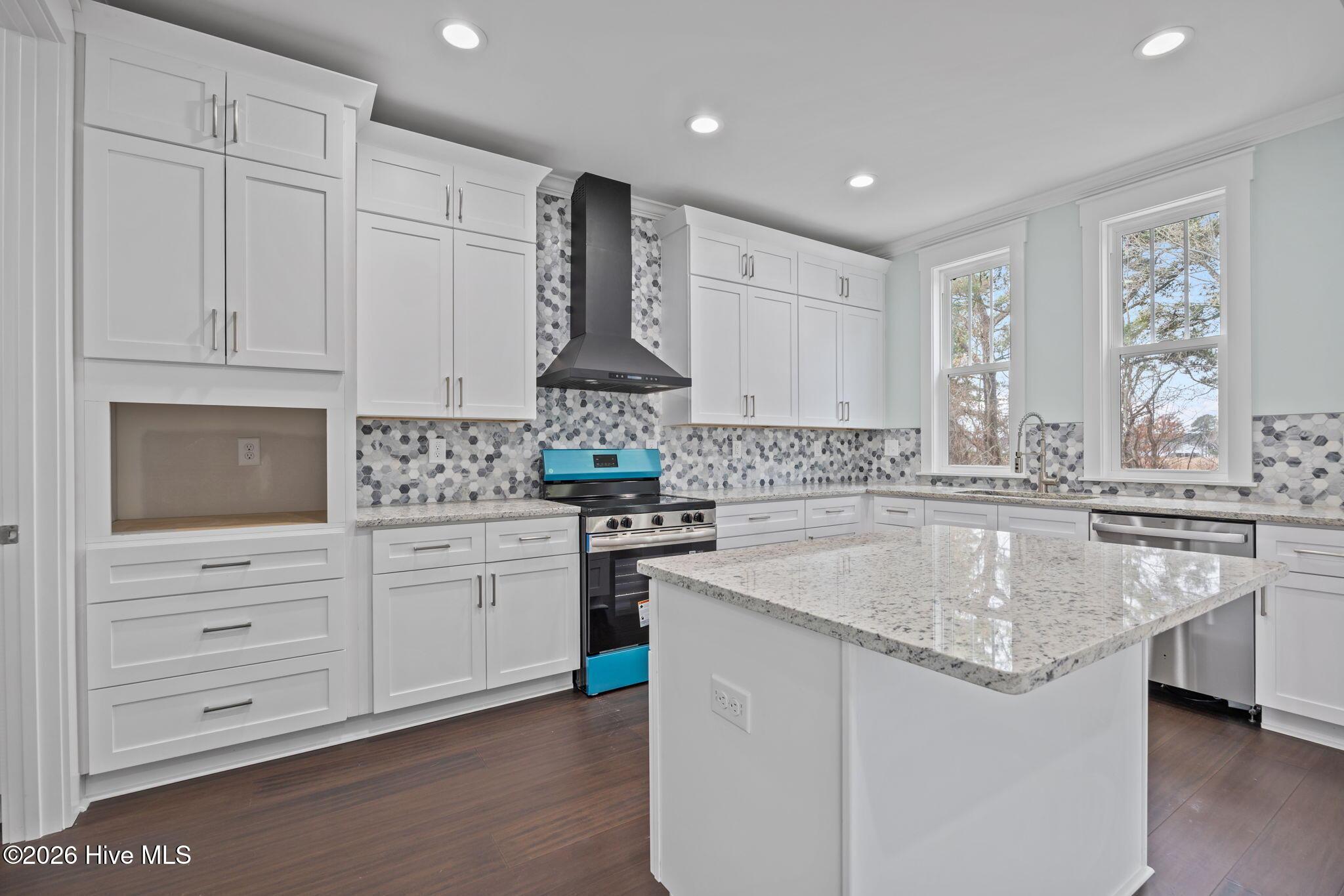 Image 4: Spacious Island