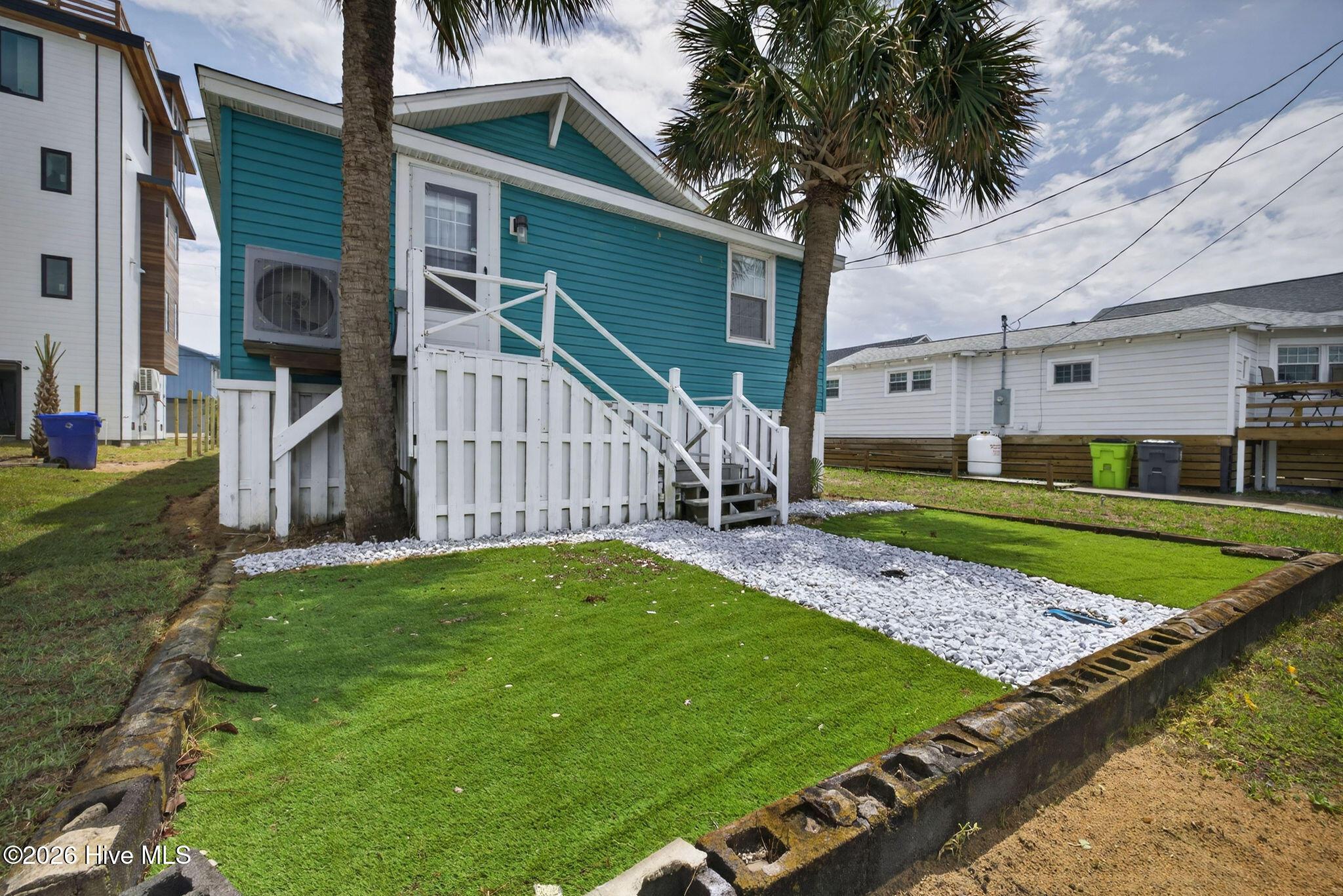 Image 2: 704CarolinaBeachAvenueS-14