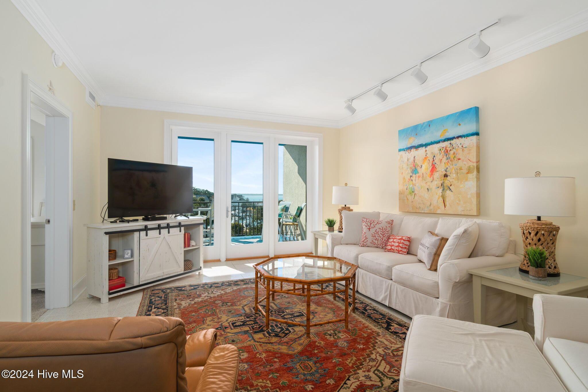 Image 4: Open concept living space