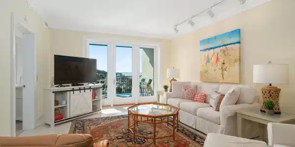 Image 4: Open concept living space