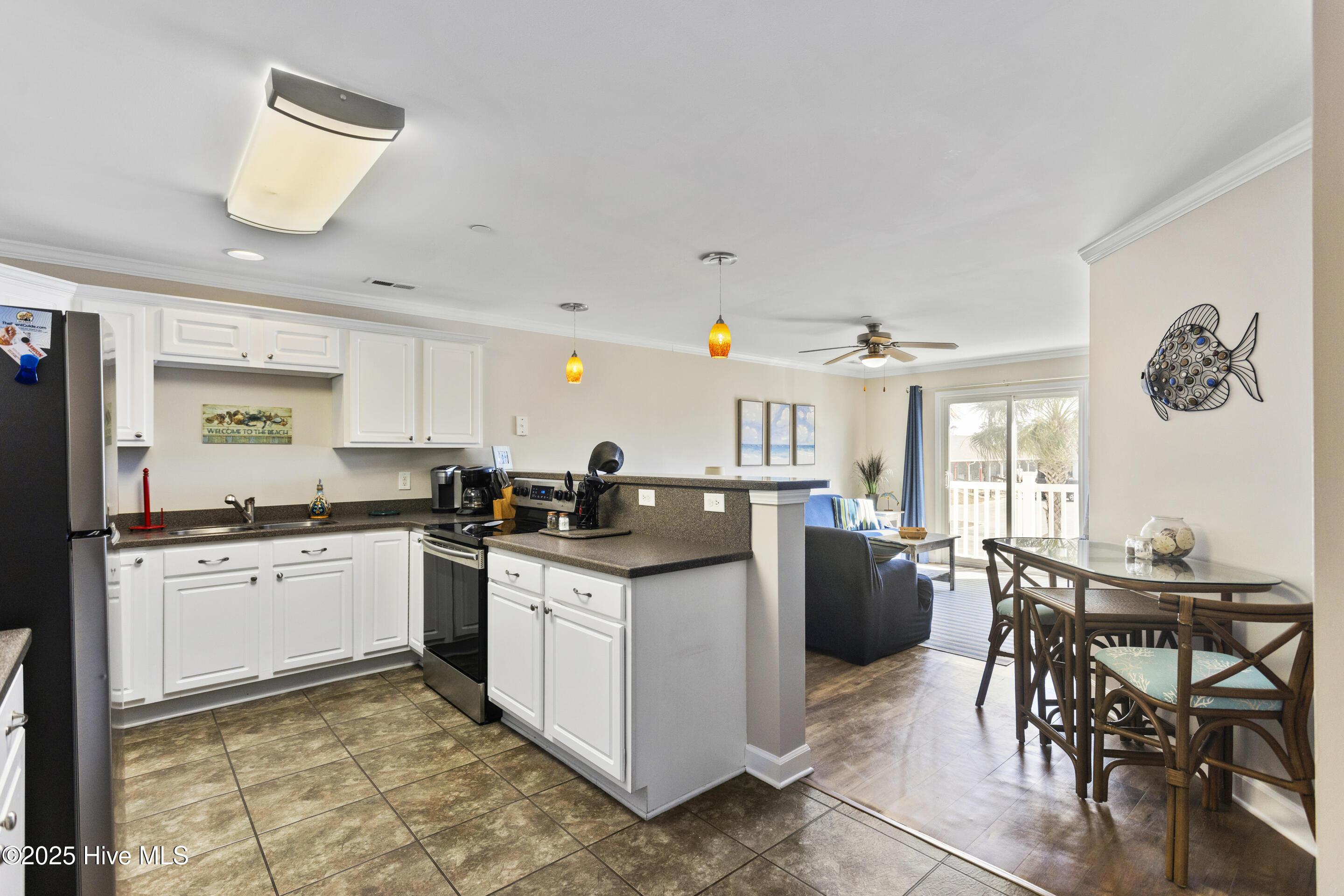 Image 4: 105 SE 58th kitchen living