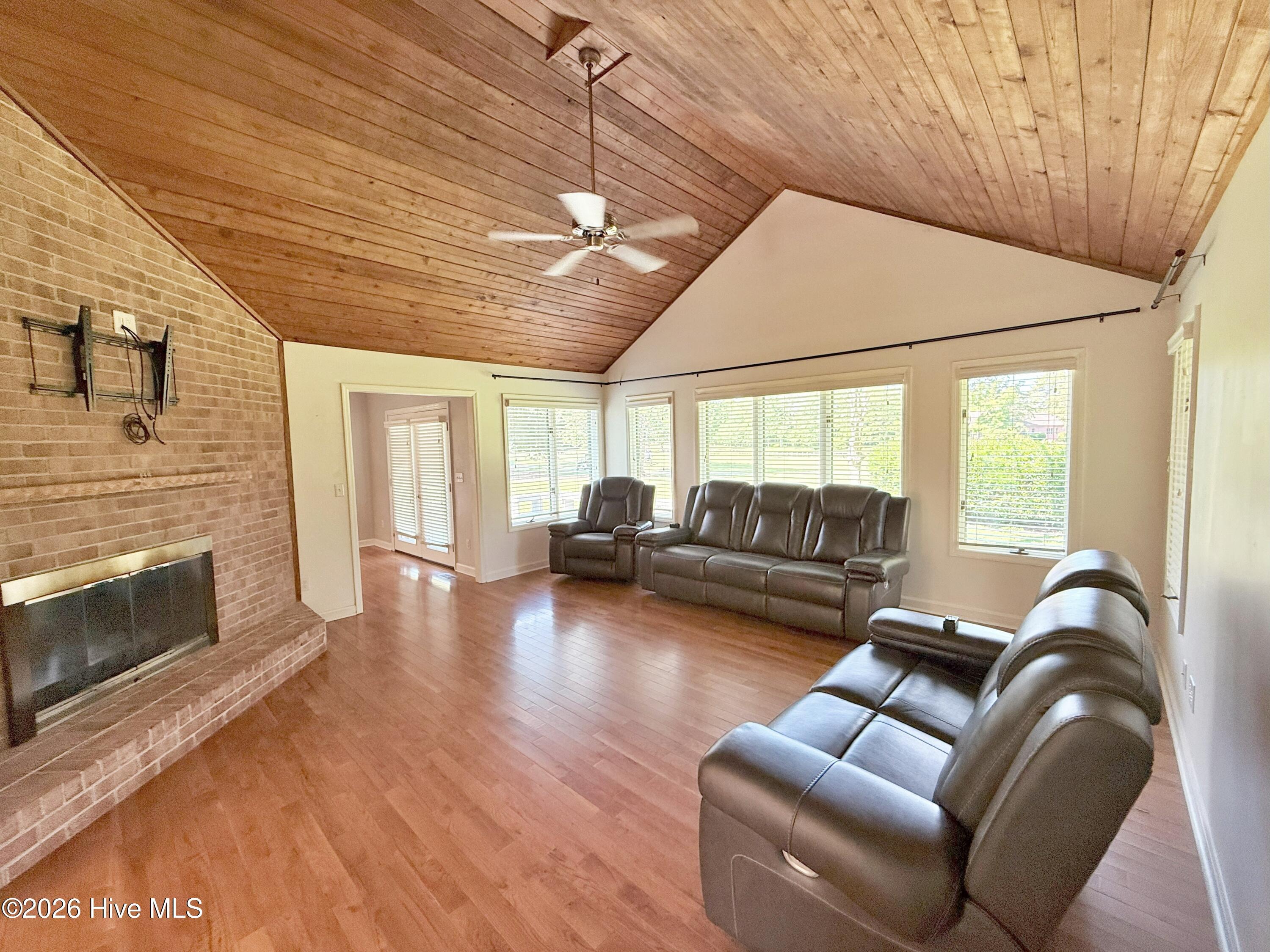 Image 3: Living Room Bright