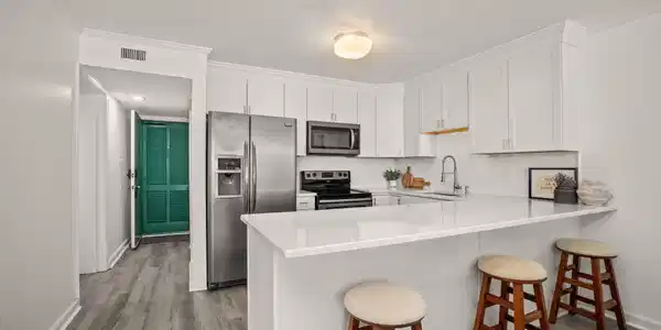 Image 4: Updated kitchen w/ peninsula seating