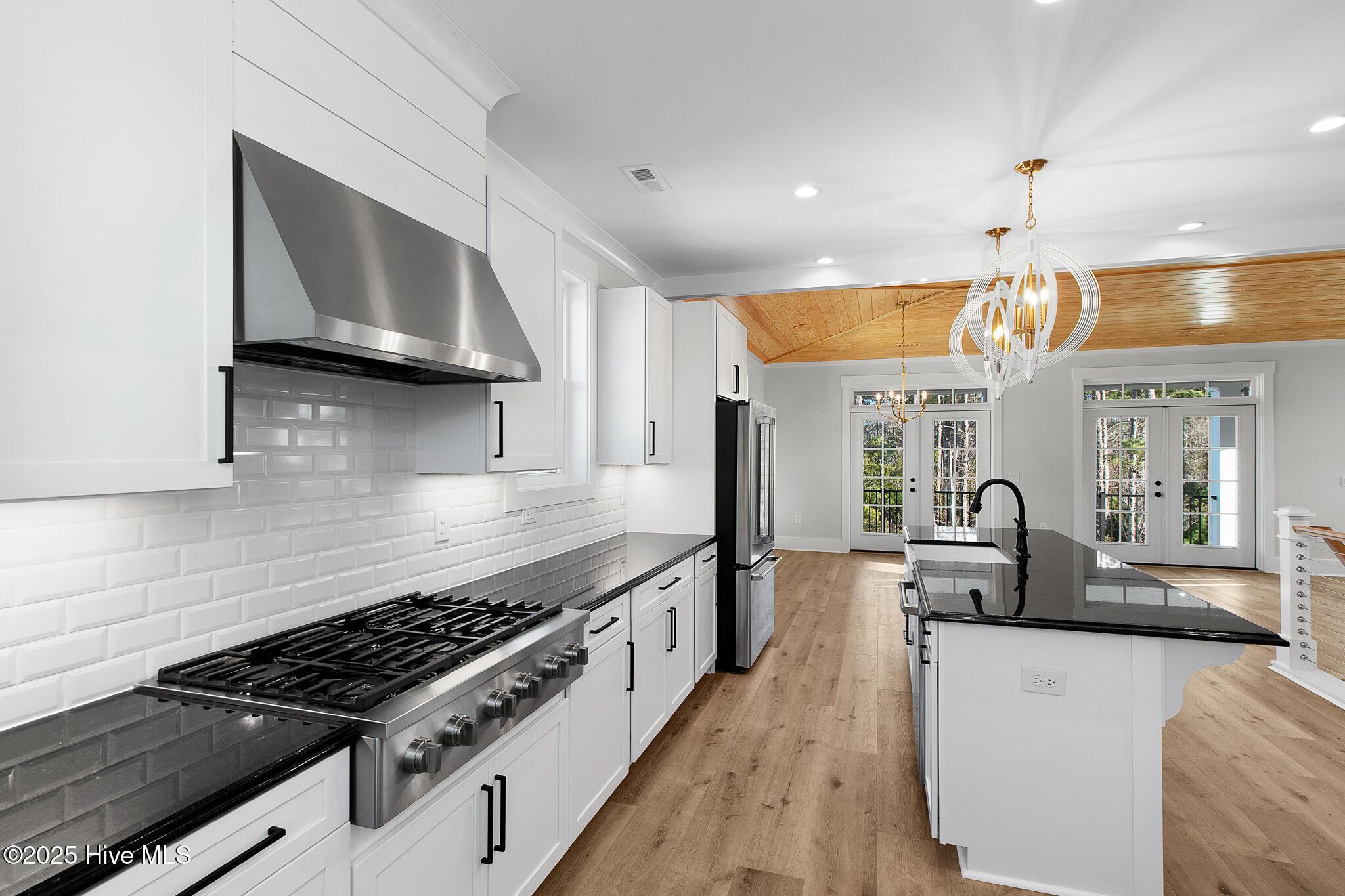 Image 4: Gourmet Kitchen w/ Island