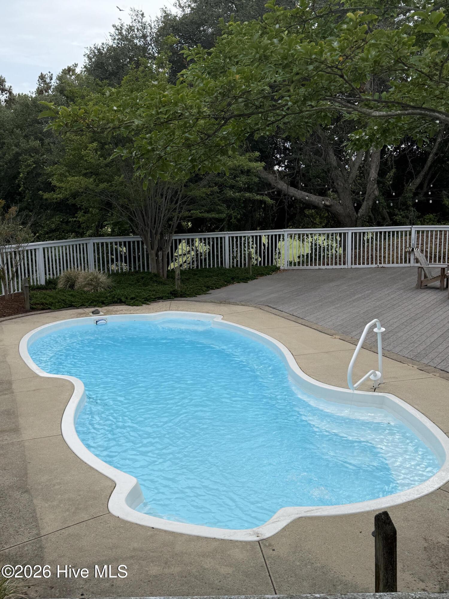 Image 3: Pool