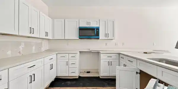 Image 3: Kitchen