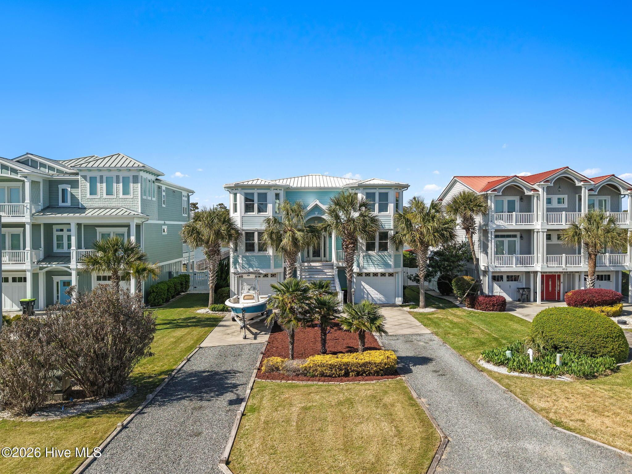 Image 4: 2 long driveways