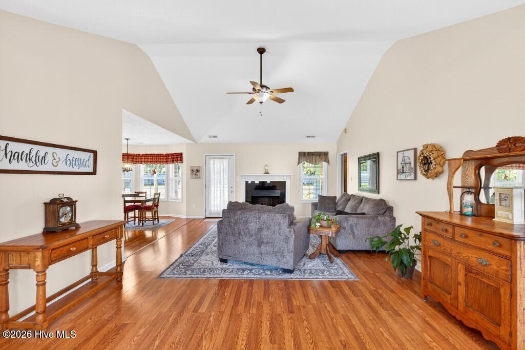 Image 4: Living Room