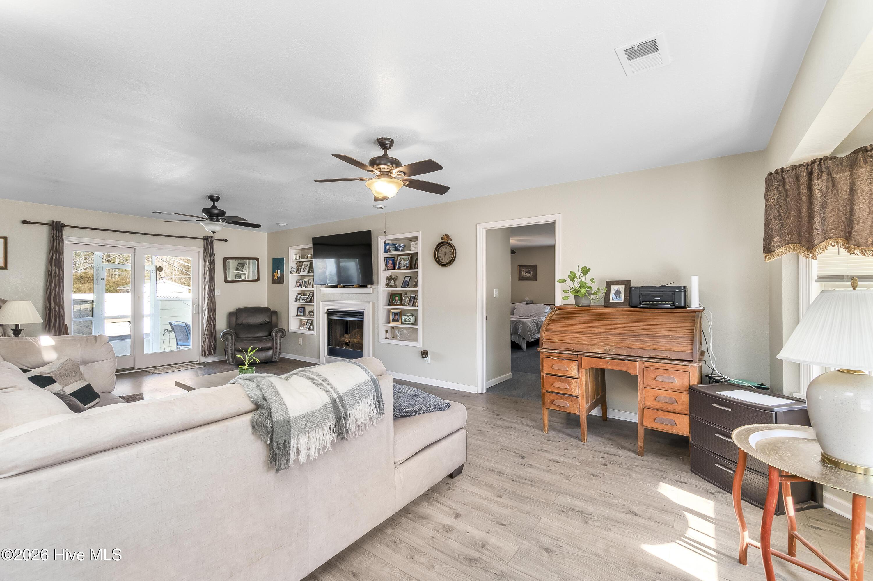 Image 3: Spacious Family room