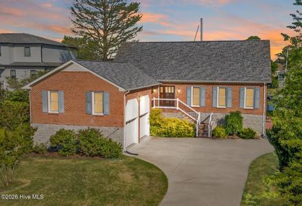 904 Coral Court