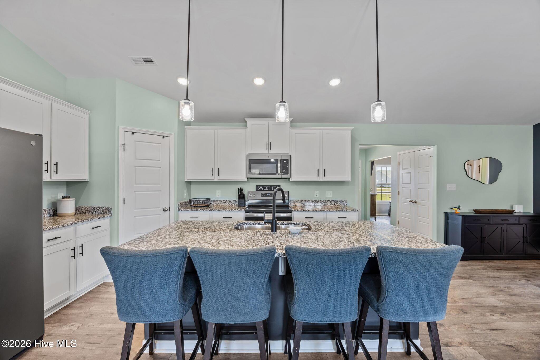 Image 4: Kitchen Island with Seating