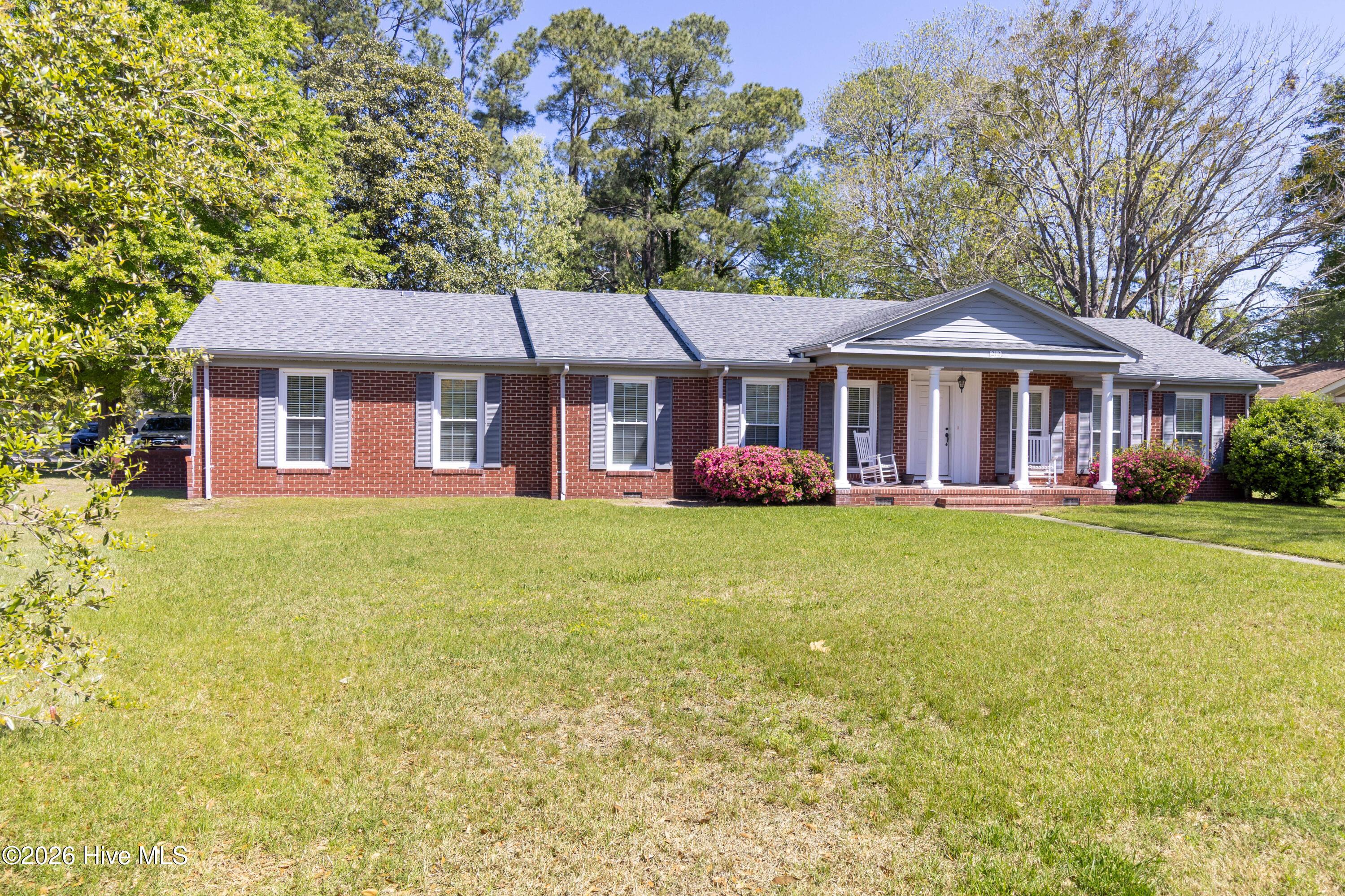 Image 2: 212 Robin Ln-03
