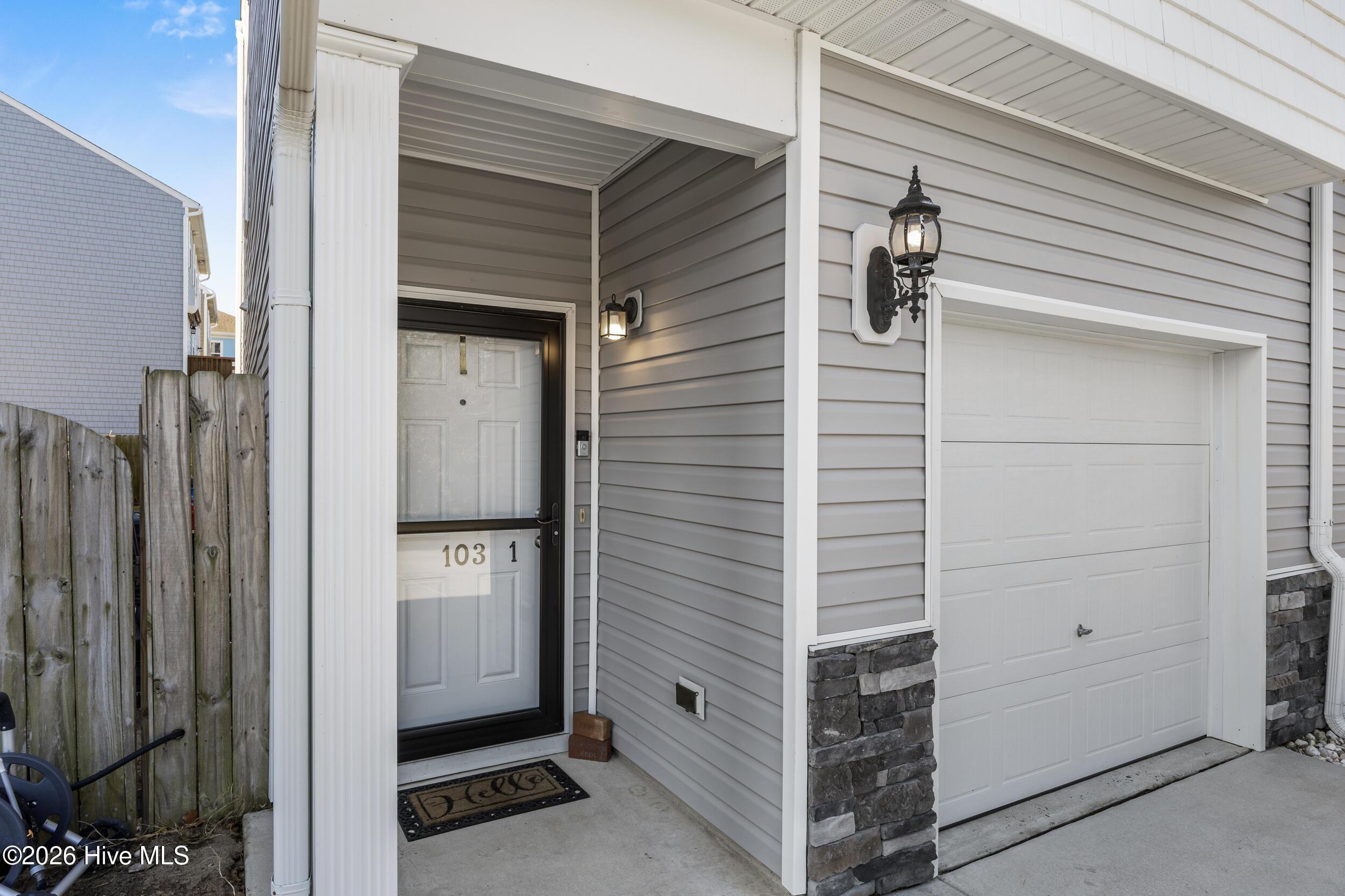 Image 3: Front Entryway (14)