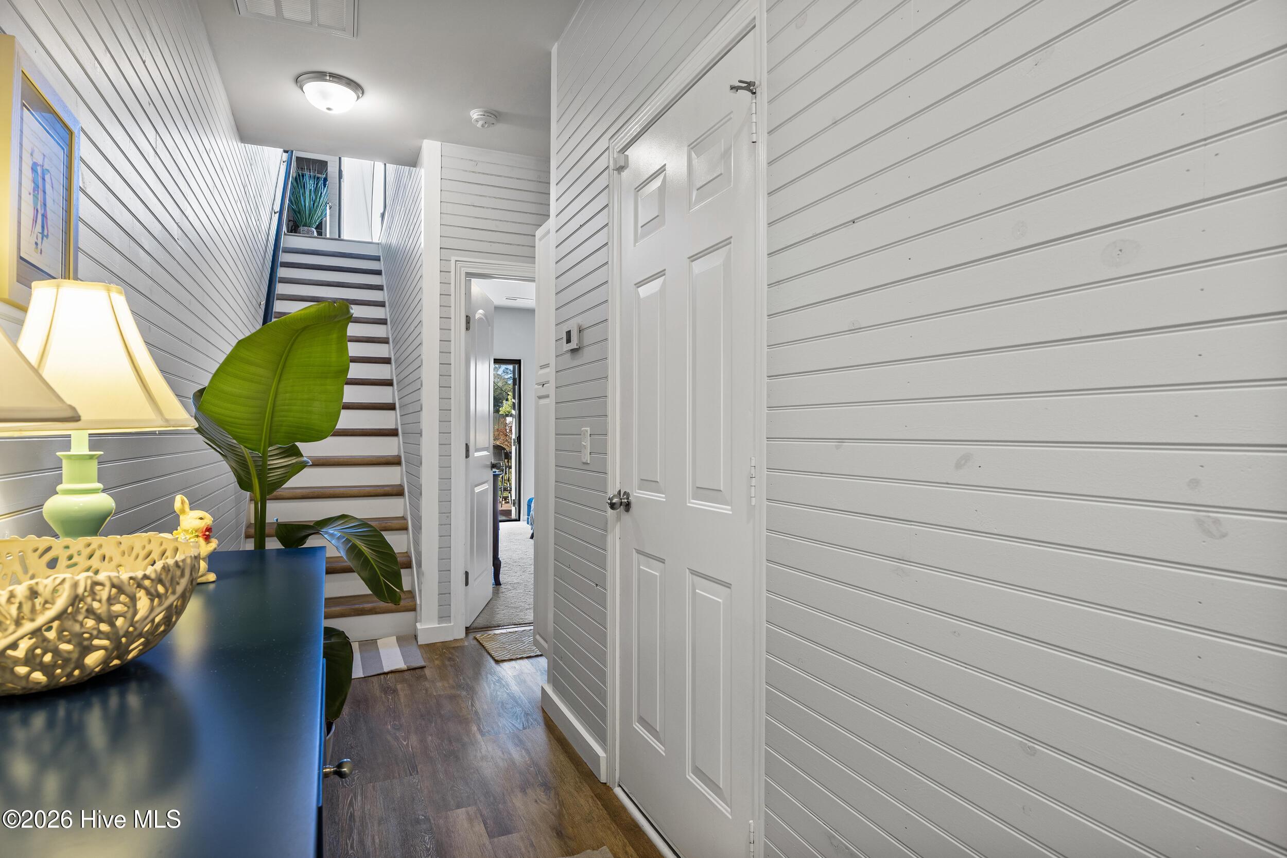 Image 4: Hallway (7)
